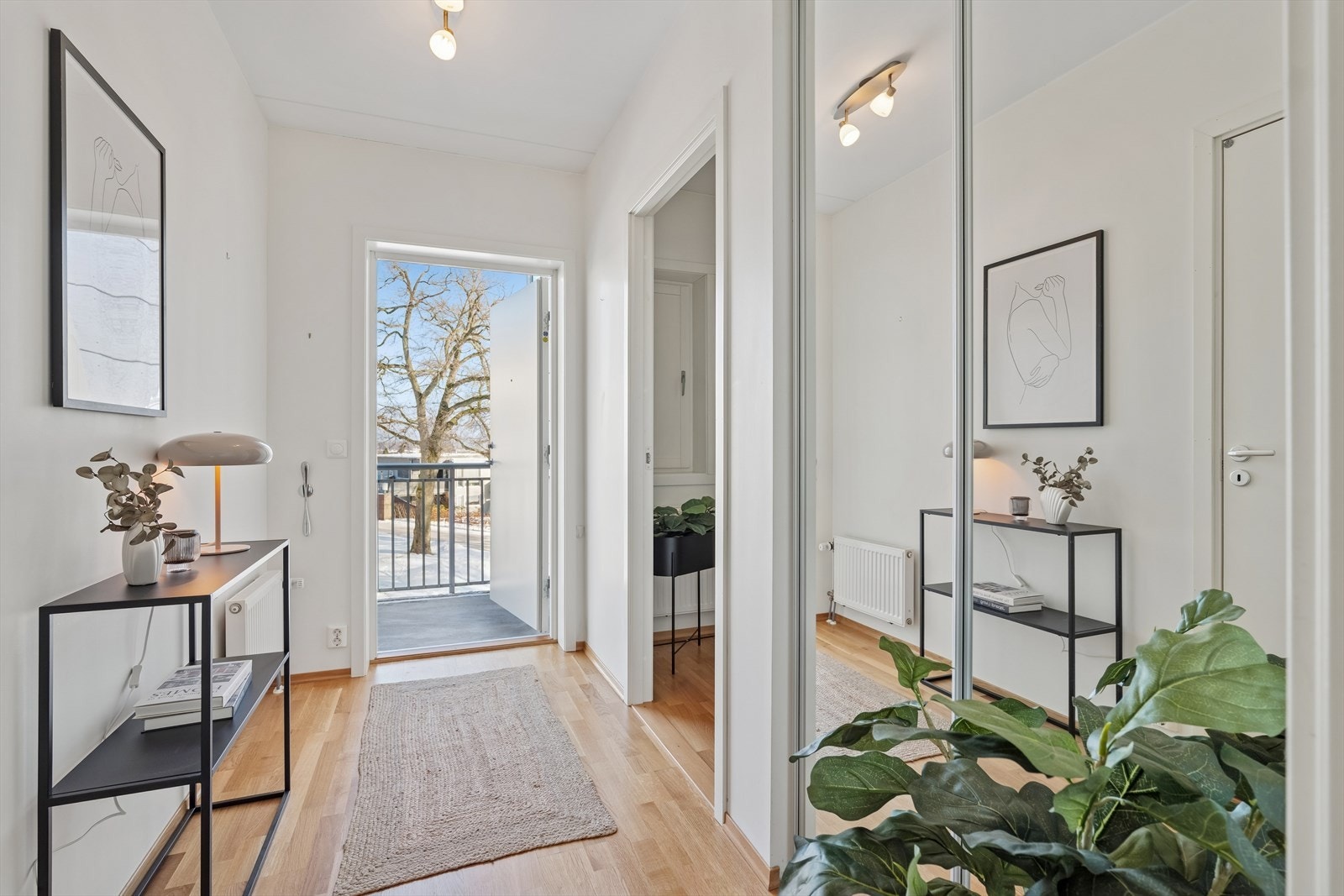 Gang med skyvedøregarderobe. Galleribilde