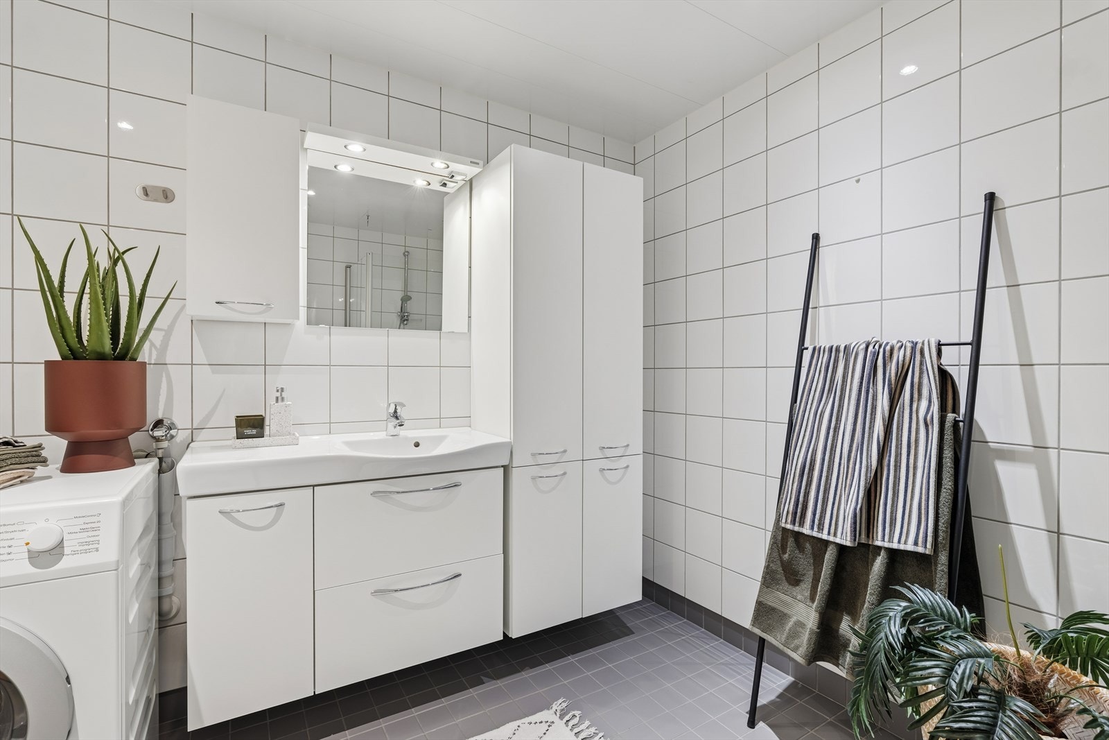 Badet har en ekstra stor baderomsinnredning med mye plass. Galleribilde