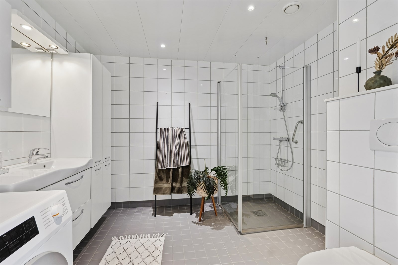 Pent flislagt bad/vaskerom fra 2012 . Vaskemaskin medfølger. Galleribilde