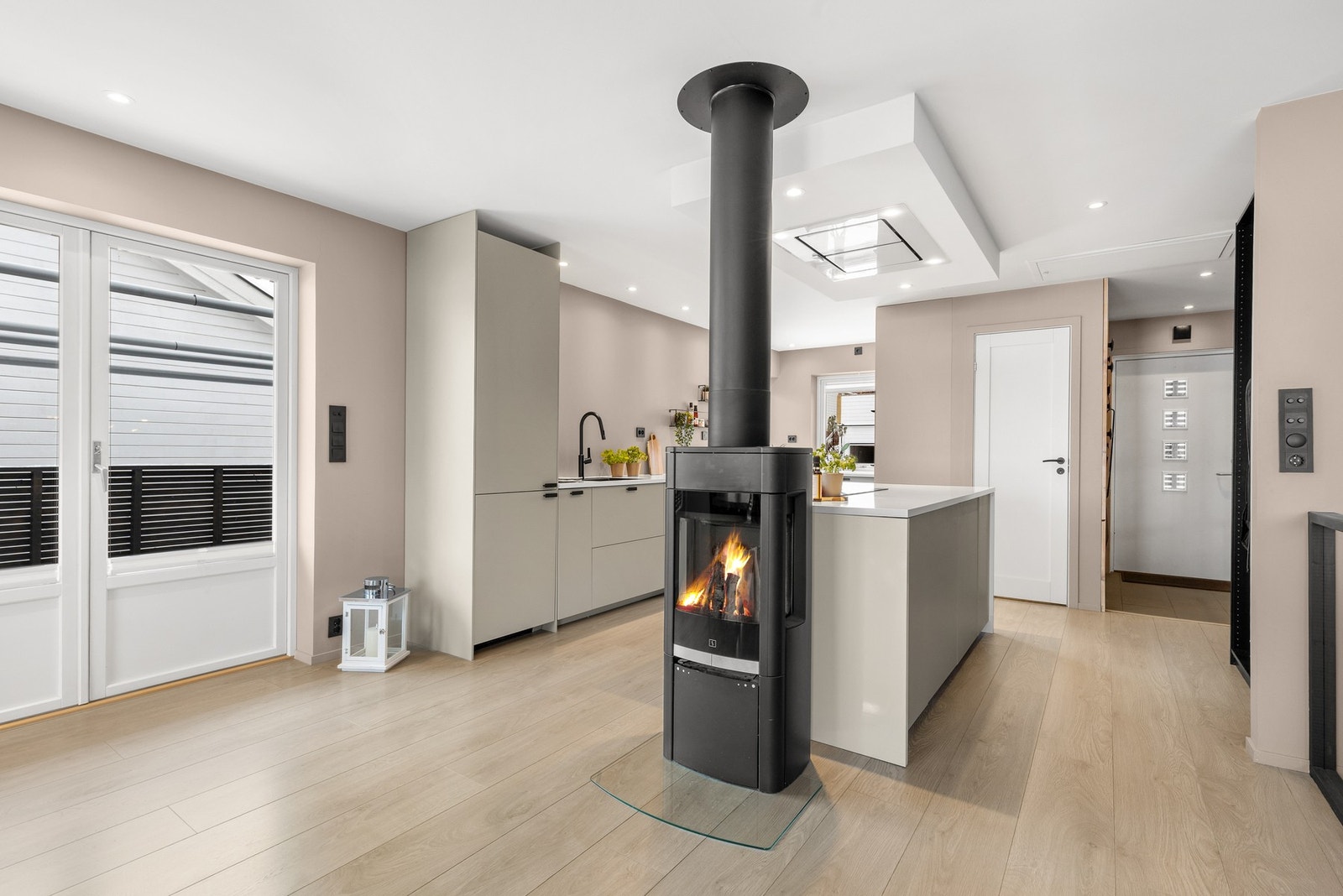 Det er direkte utgang til terrasse fra stuen. Boligen har også et loft for lagring. Galleribilde