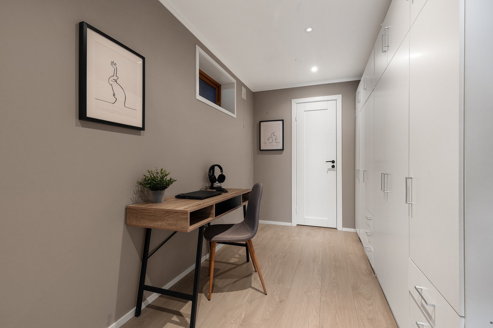 Gang med garderobeskap Galleribilde