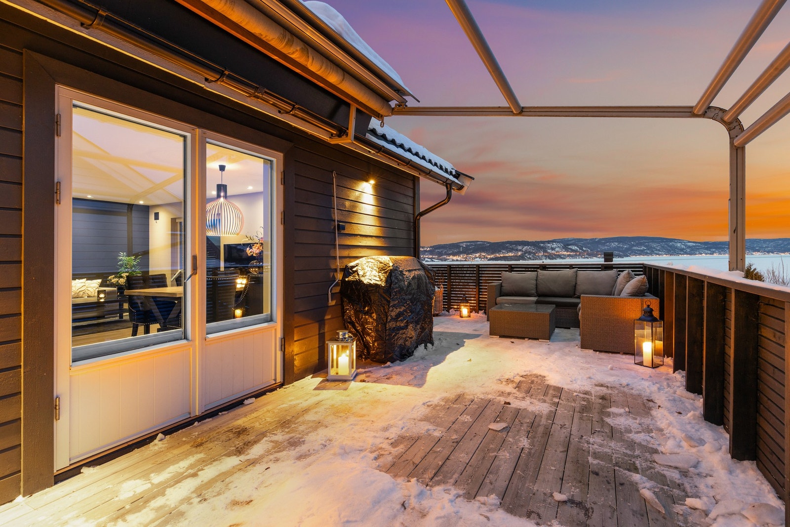 Boligen kan bl.a. by på fine uteplasser med flott utsikt Galleribilde