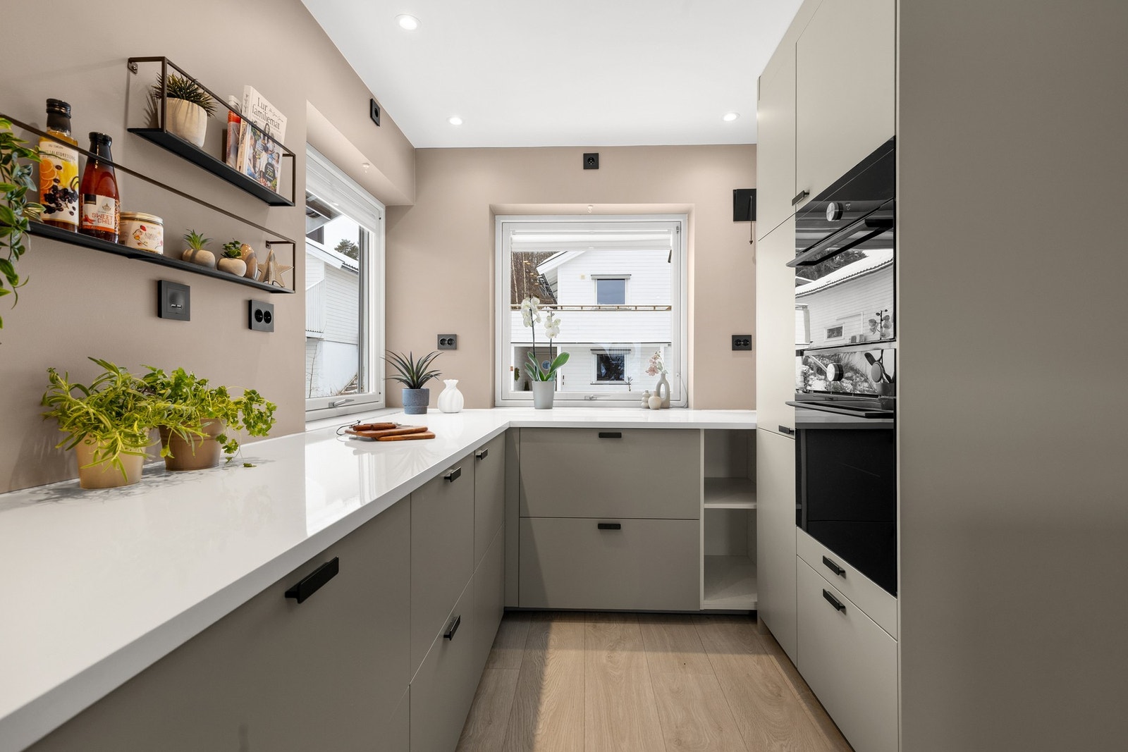 Komfyr og micro er plassert i en anvendelig høyde Galleribilde