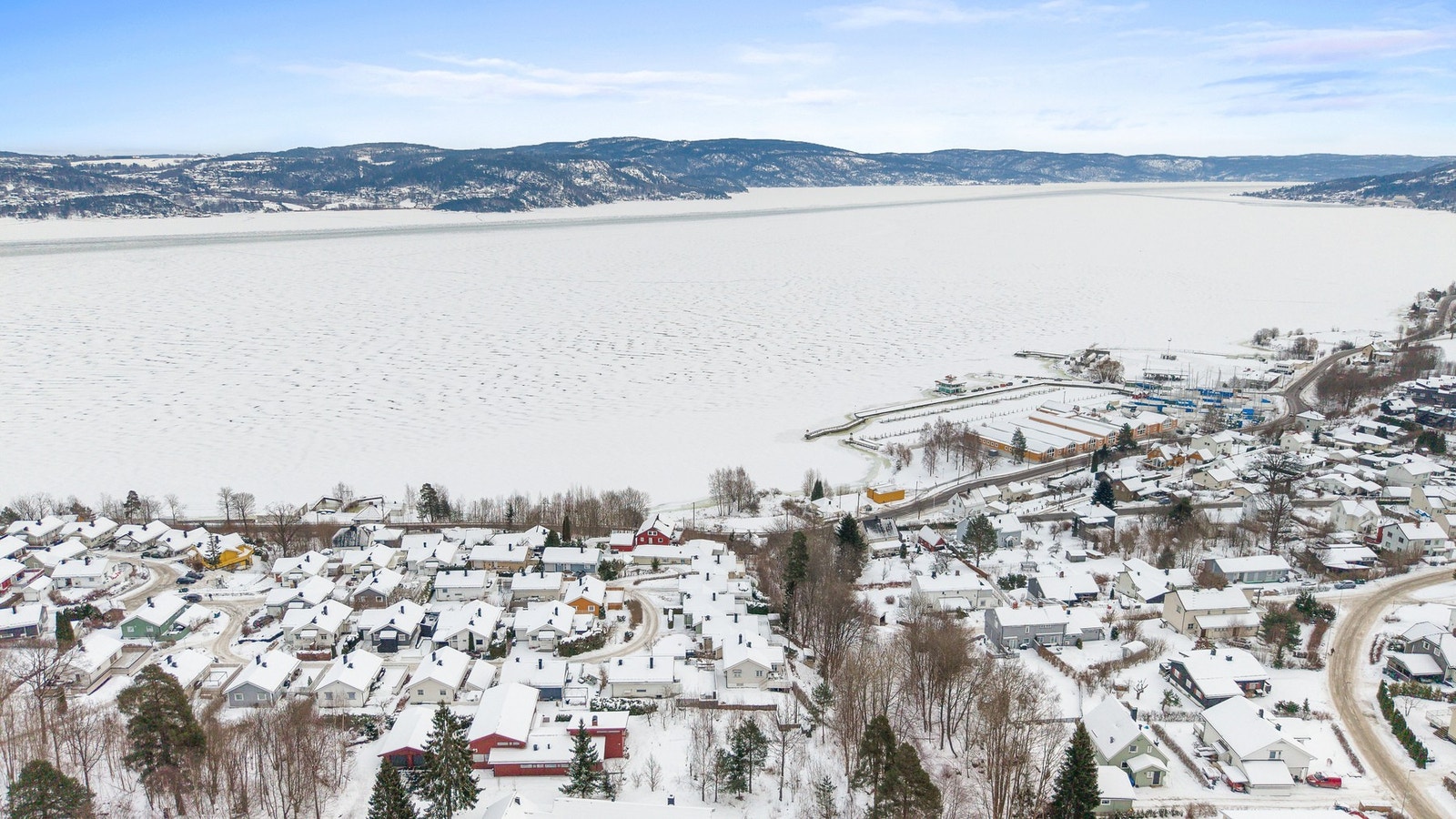 Nærheten til fjorden byr på idylliske tur- og bademuligheter, og marka med sitt omfattende løypenett er tilgjengelig året rundt Galleribilde