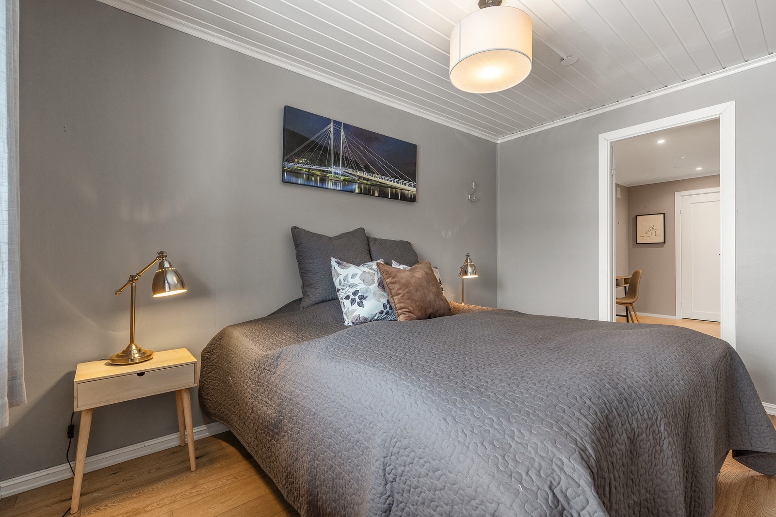 Rommet har fin plass til dobbeltseng og nattbord Galleribilde