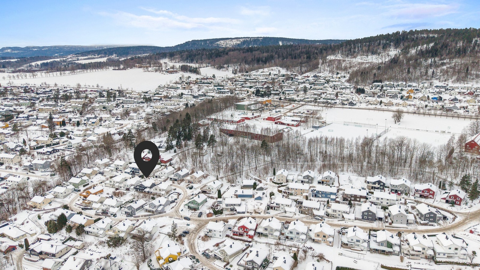 Her bor du i kort gangavstand til barneskole med moderne idrettsanlegg, flere barnehager og bussholdeplass Galleribilde