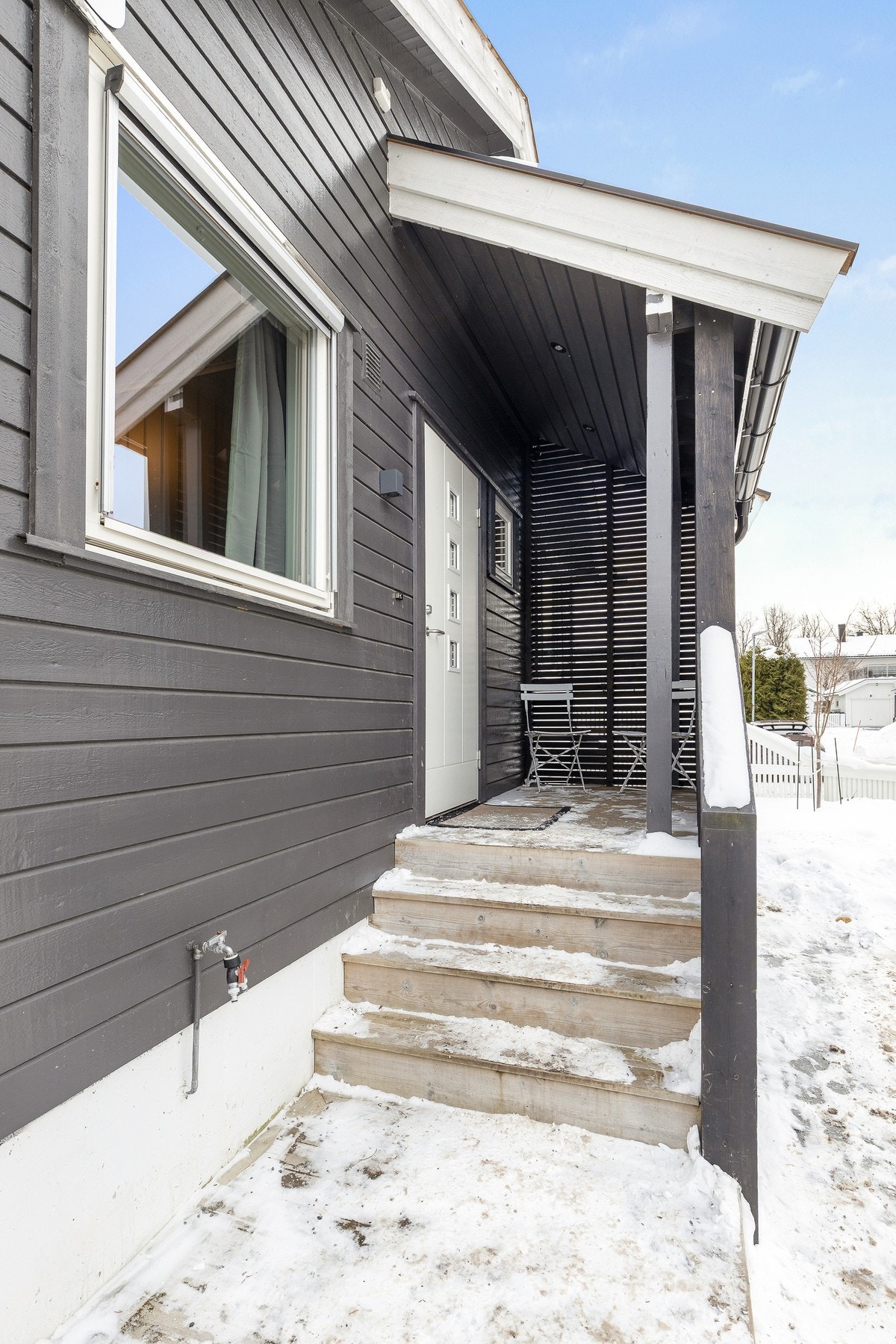 Hyggelig, overbygget inngangsparti Galleribilde