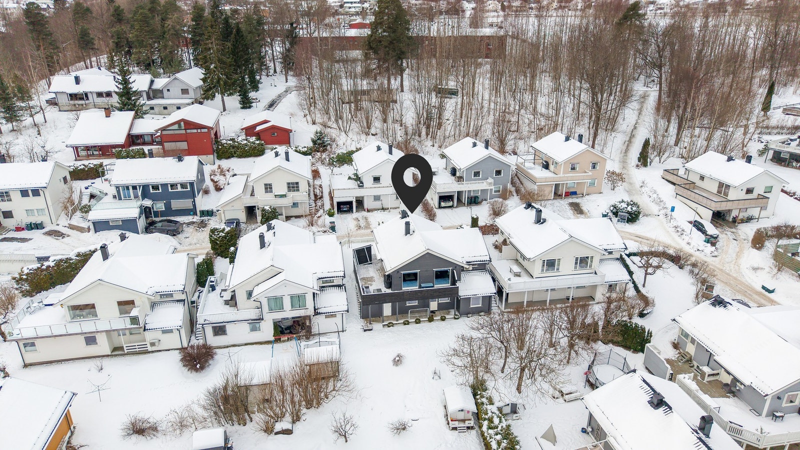 Eiendommen ligger i et rolig, barnevennlig og attraktivt boligområde på Åskollen Galleribilde