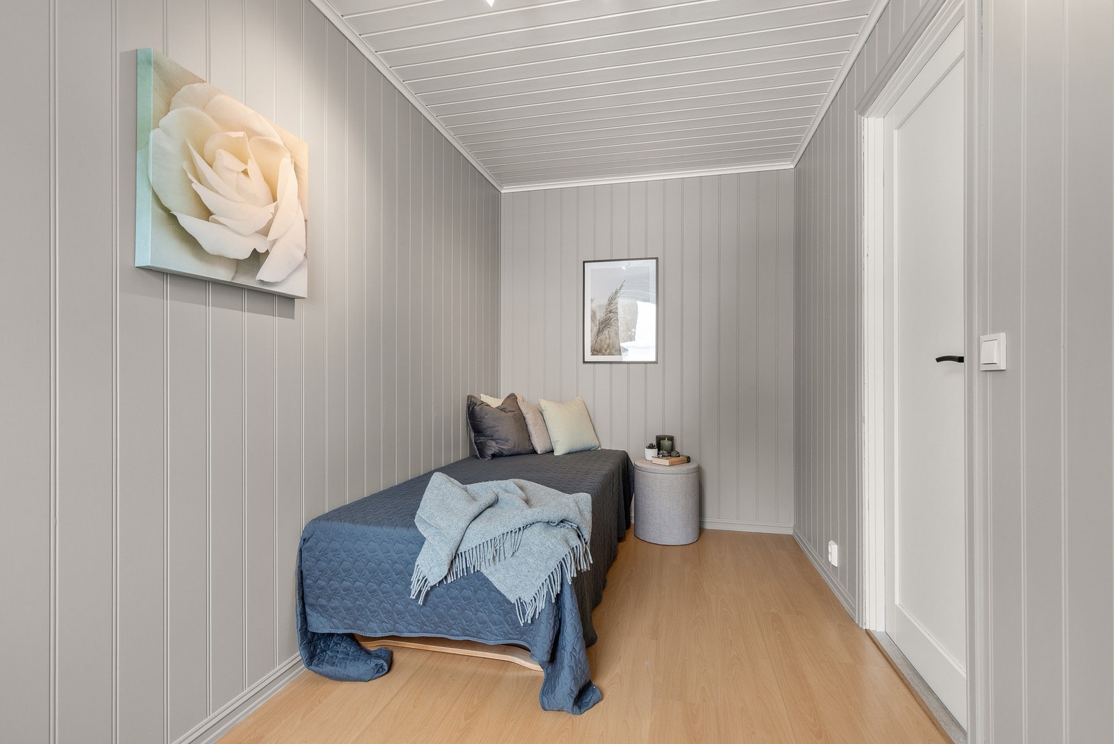 Rommet har fin plass til seng og nattbord Galleribilde