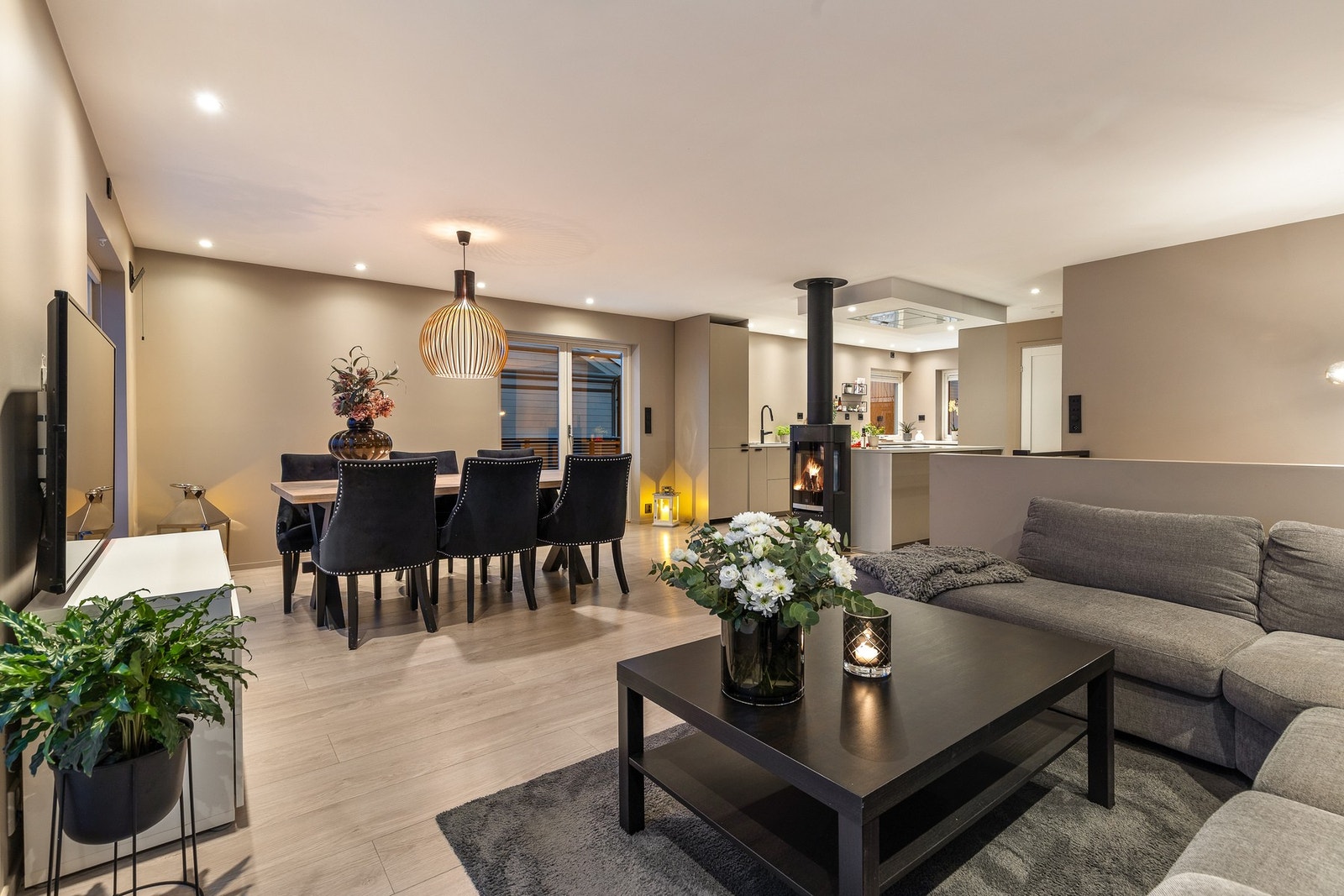 Romslig stue som er påkostet i nyere tid med nytt gulv, slette vegger og downlights i tak Galleribilde