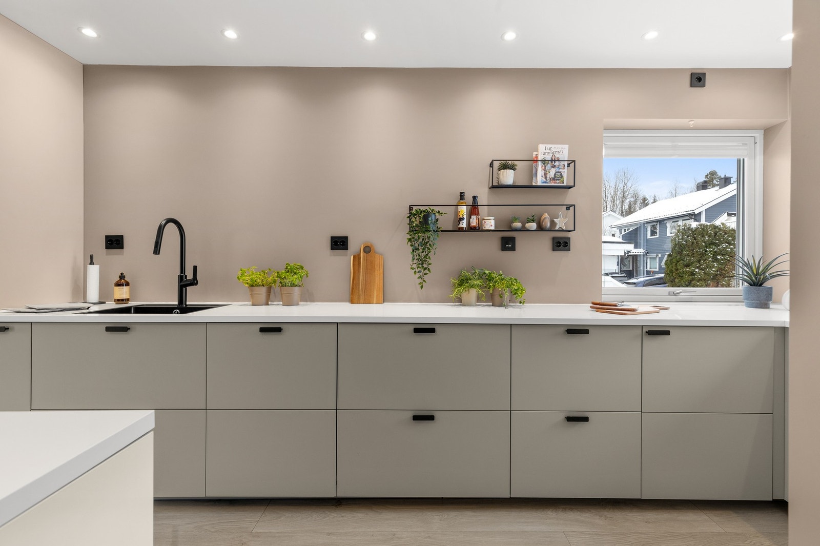 Kjøkkenet har lekre sorte detaljer som gir et moderne uttrykk Galleribilde