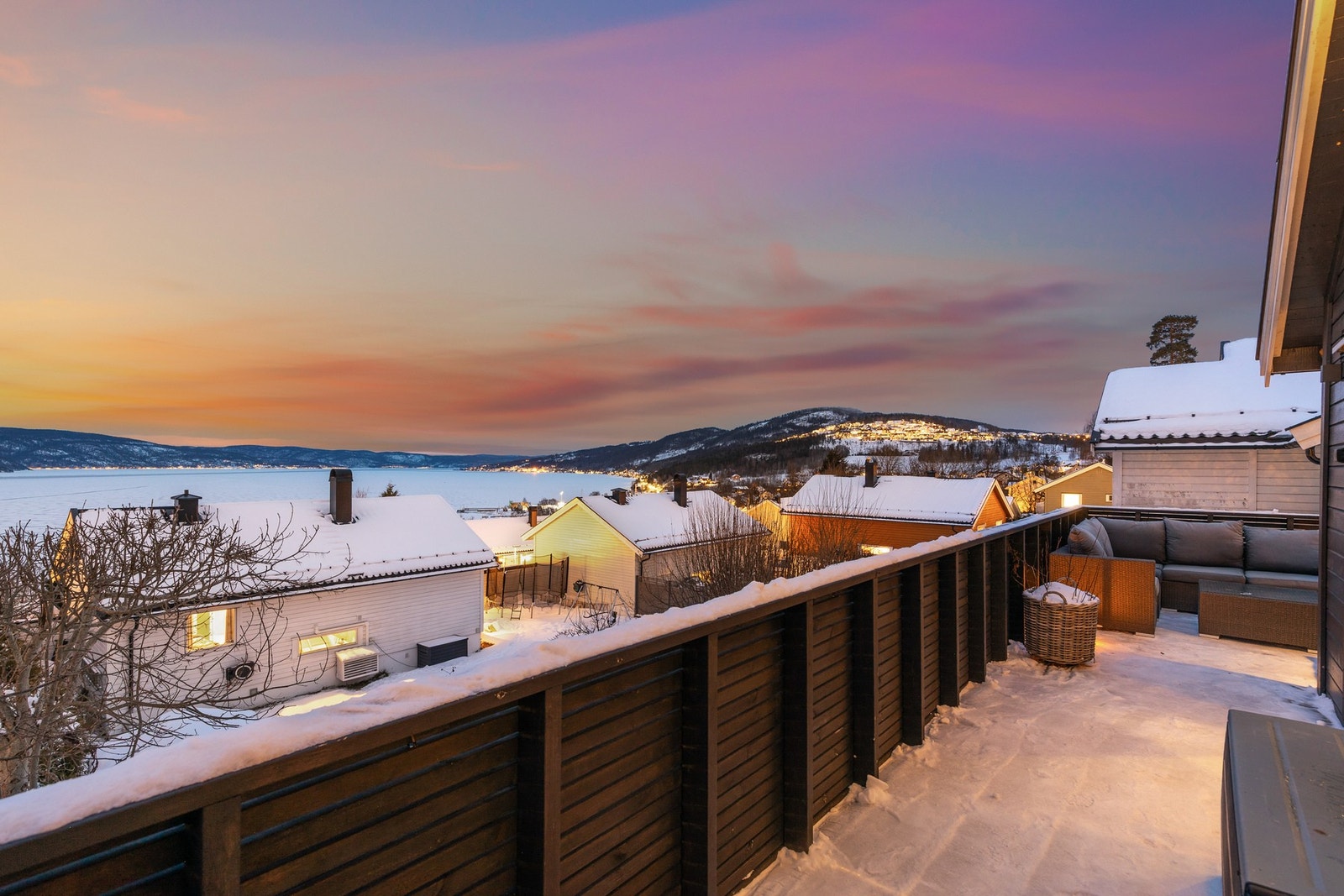 Terrassen er sydøstvendt og byr på gode solforhold fra morgentimene og gjennom formiddagen Galleribilde