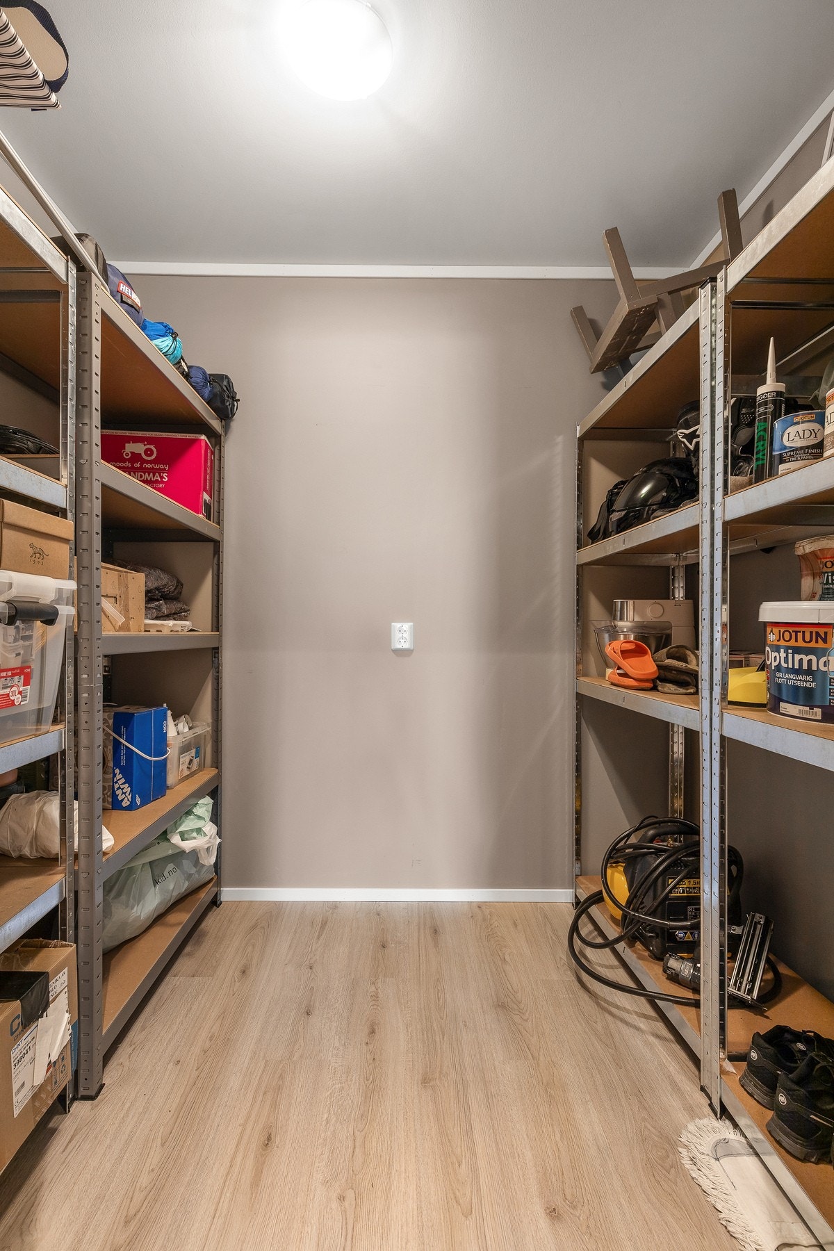 Fin lagringsplass i bod Galleribilde