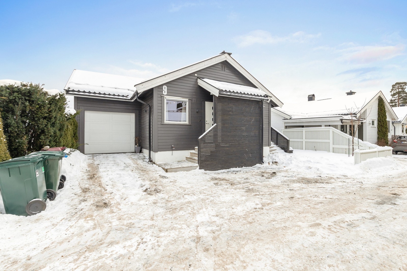 Boligen har gode parkeringsmuligheter i garasje og gårdsplass Galleribilde