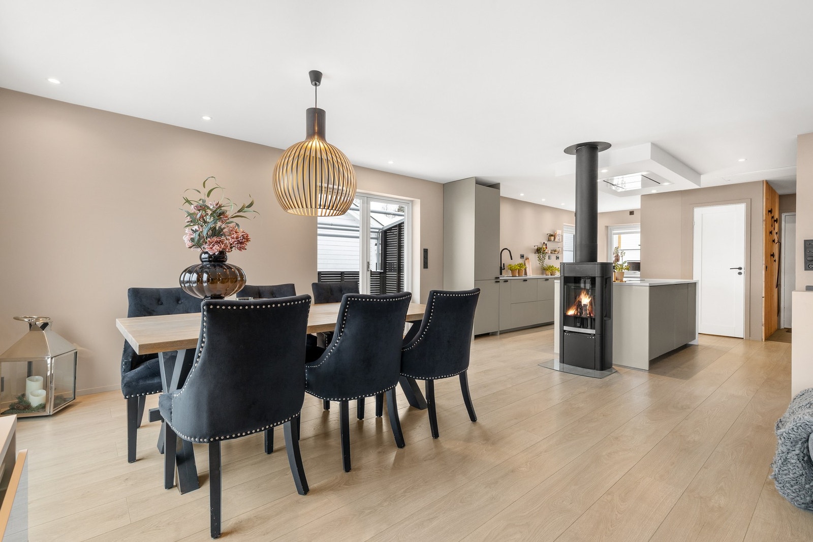 Det er en åpen stue/kjøkkenløsning som gir en god romfølelse Galleribilde