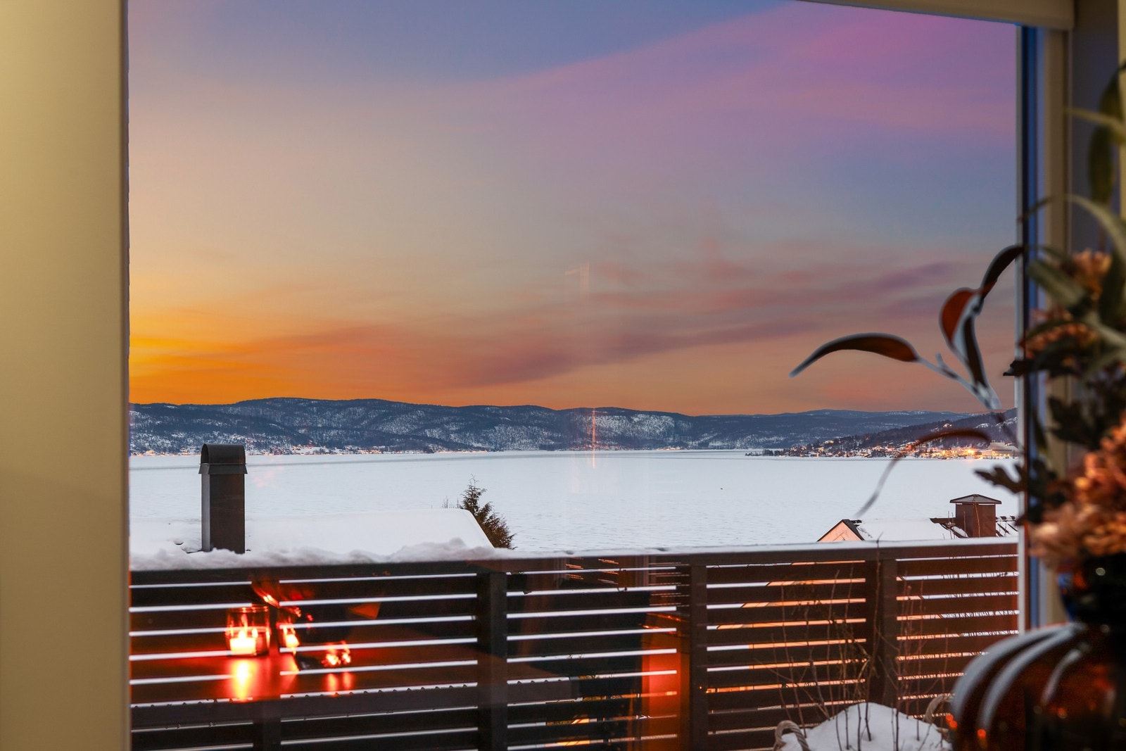 Fantastisk utsikt og lite innsyn til stuen Galleribilde