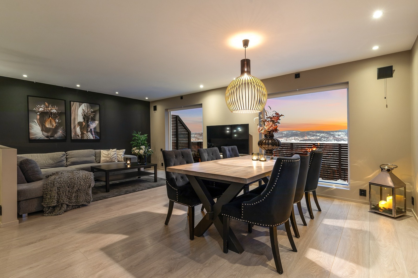 Rommet har god plass til både sofagruppe og TV-møblement, samt en naturlig og romslig spiseplass i tilknytning til kjøkkenet Galleribilde