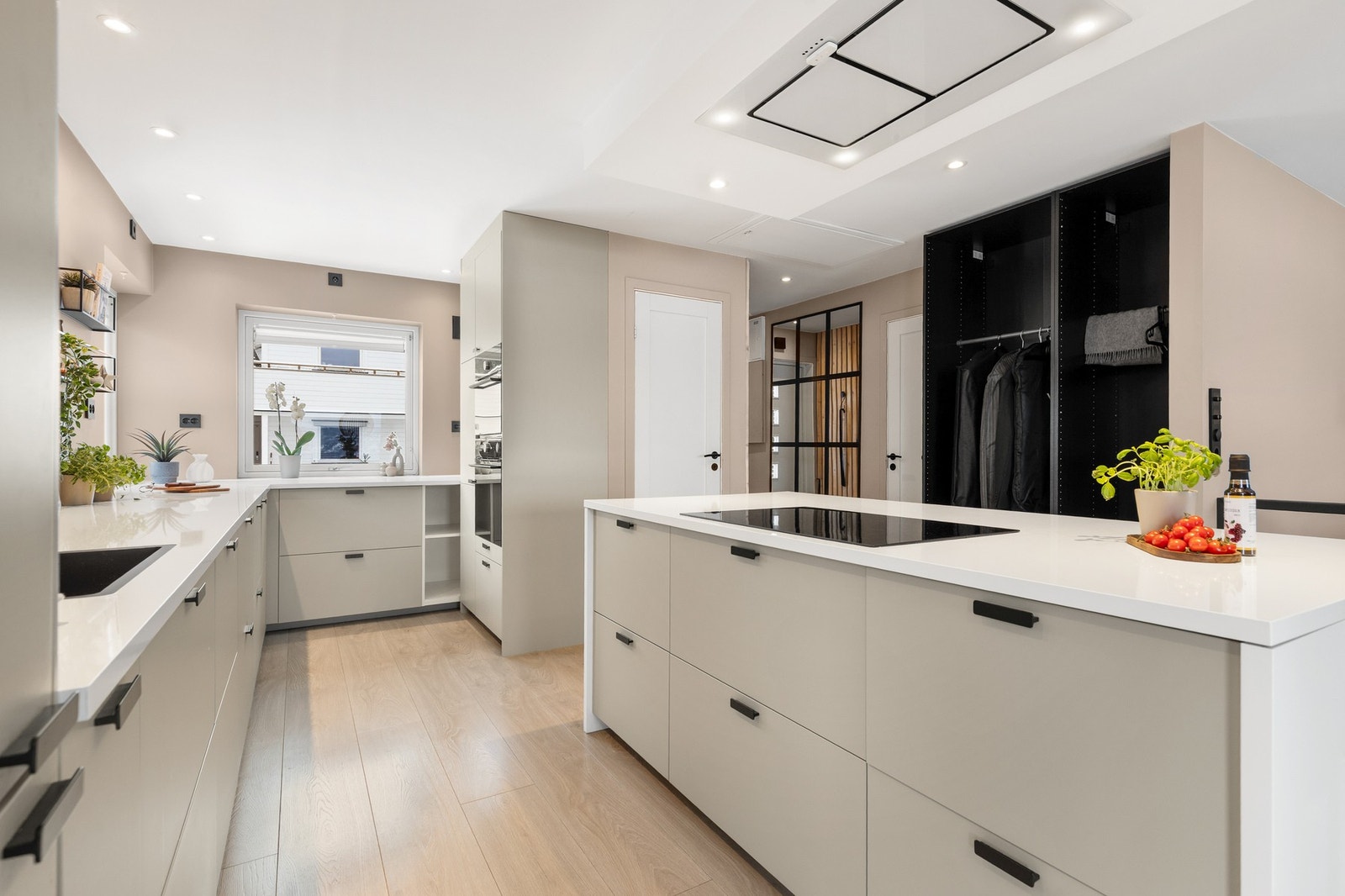 Stilrent kjøkken fra 2020 med integrerte hvitevarer og godt med benkeplass Galleribilde