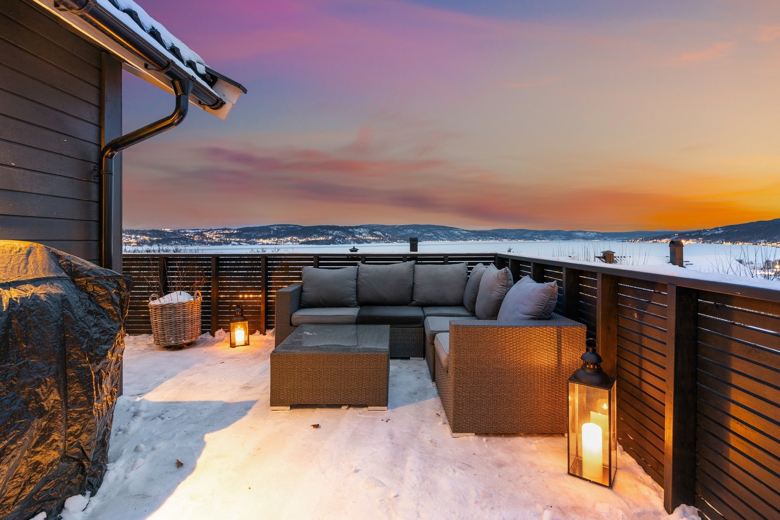 Solrike uteplasser bestående av terrasse og hage med gressplen Galleribilde