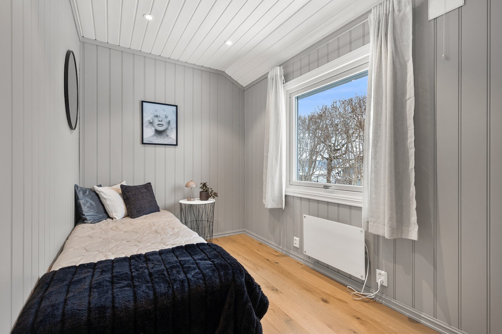 Koselig soverom med downlights i tak Galleribilde