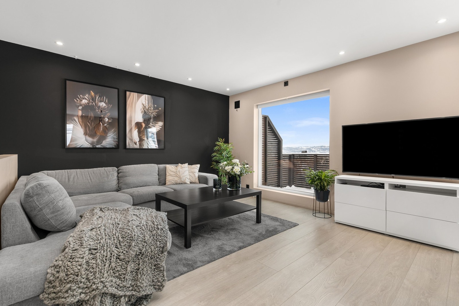 Boligen er påkostet med blant annet nyere vinduer og nytt sikringsskap Galleribilde