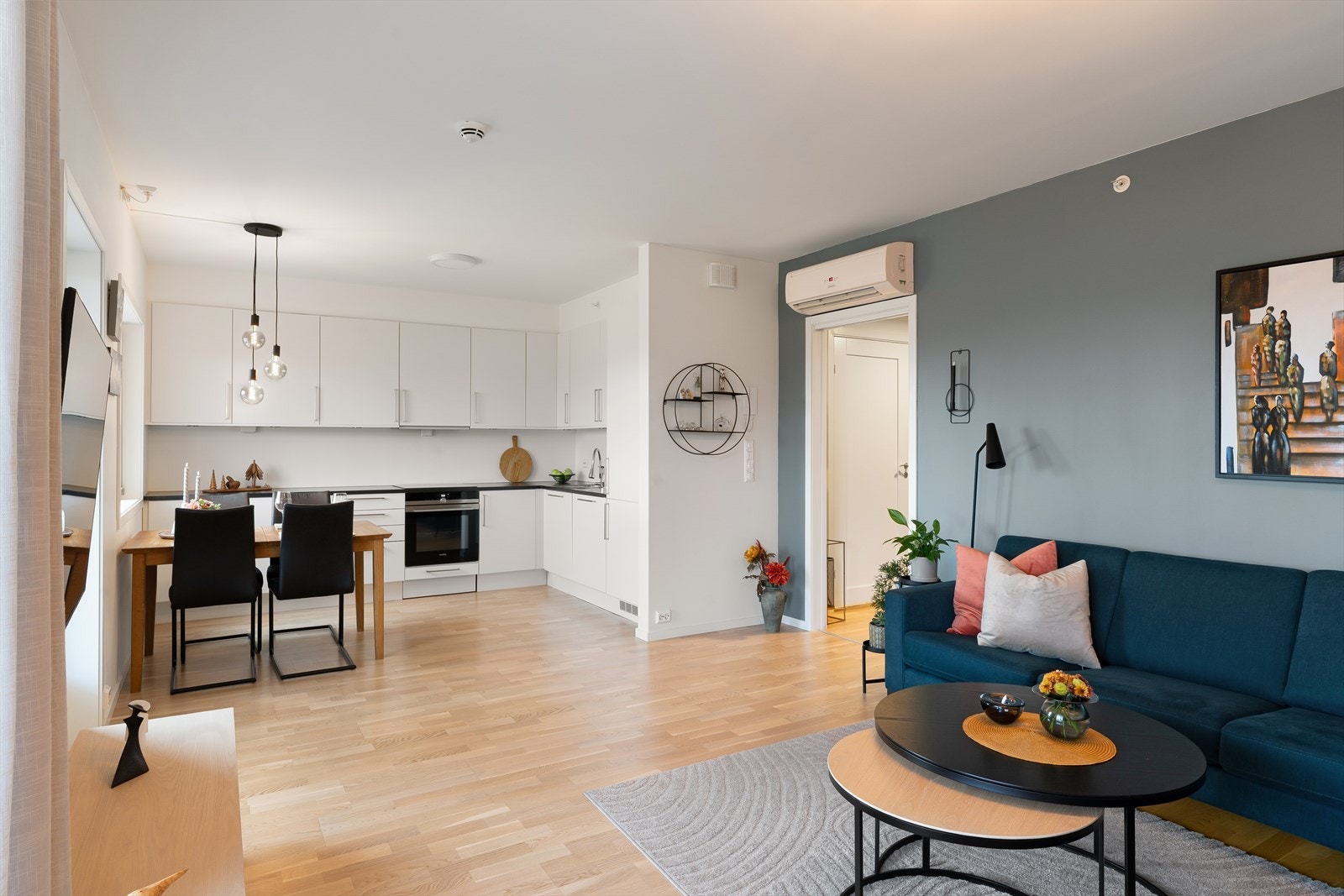 Stue og kjøkken har en åpen løsning Galleribilde