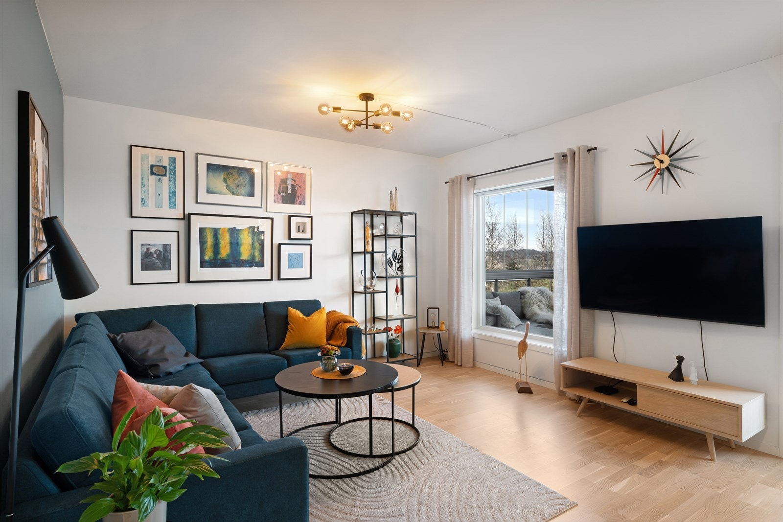 Stuen er enkel å møblere Galleribilde