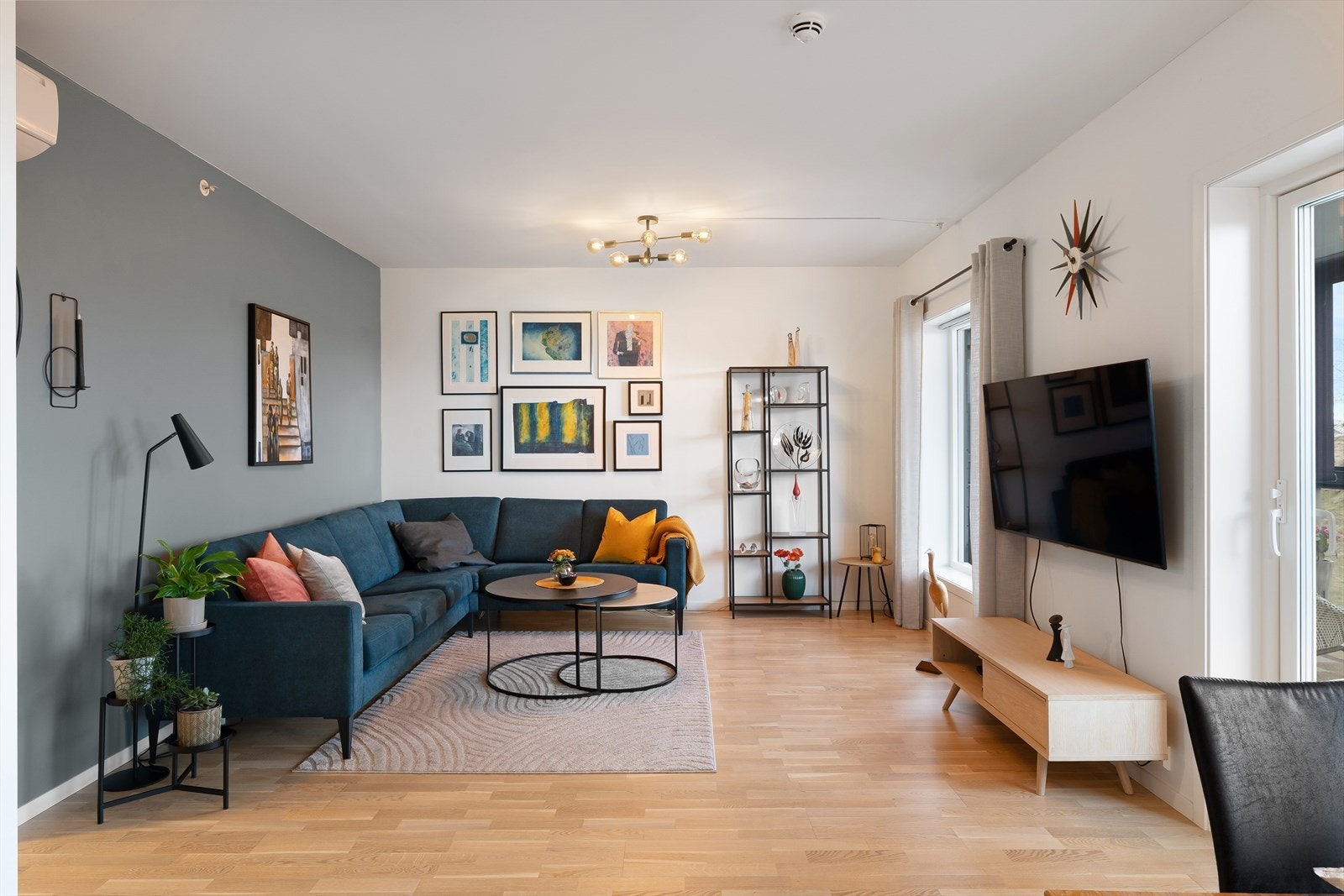 Fra stuen er det utgang til fliselagt balkong Galleribilde