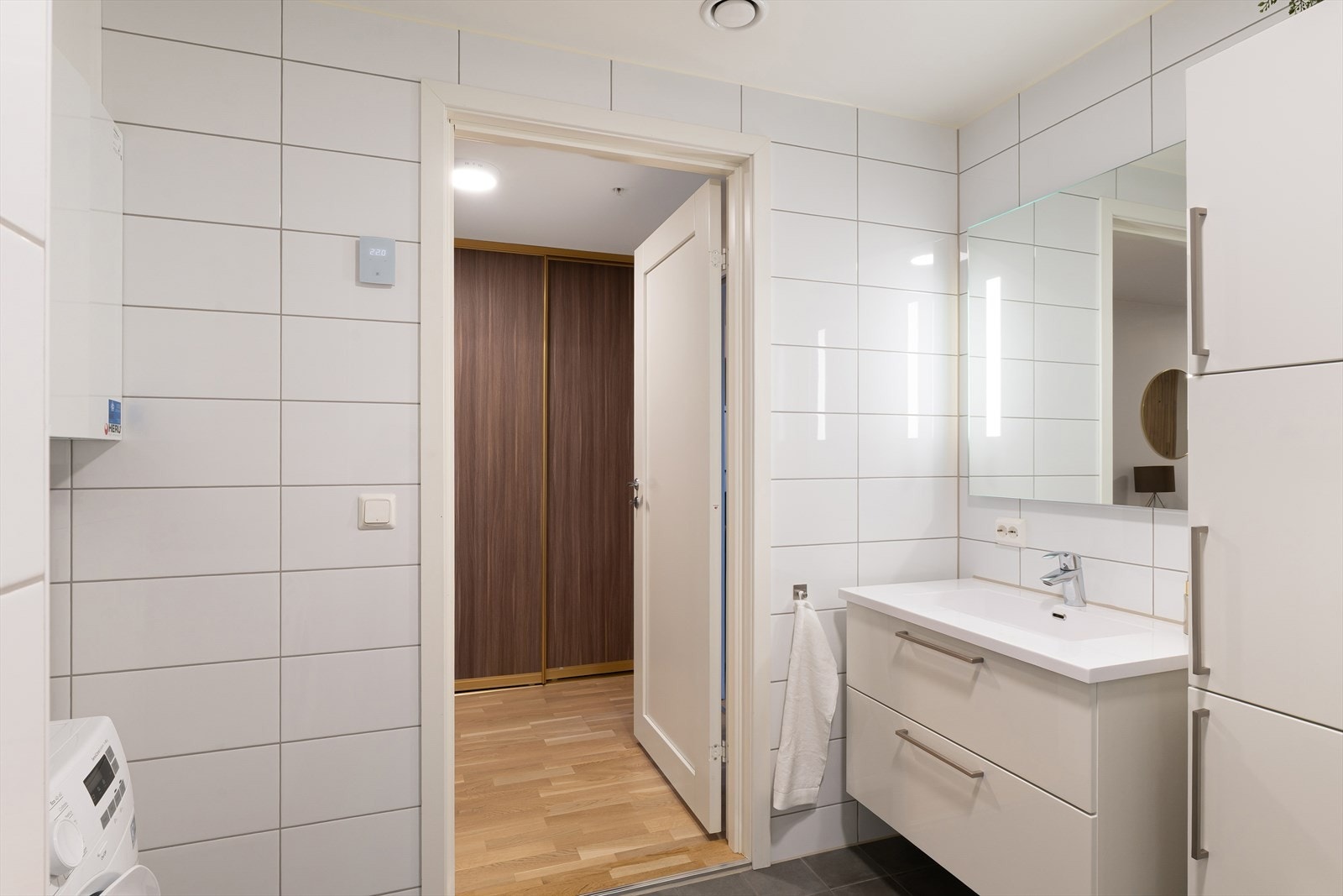 Det er god plass til vaskemaskin og tørketrommel på badet Galleribilde