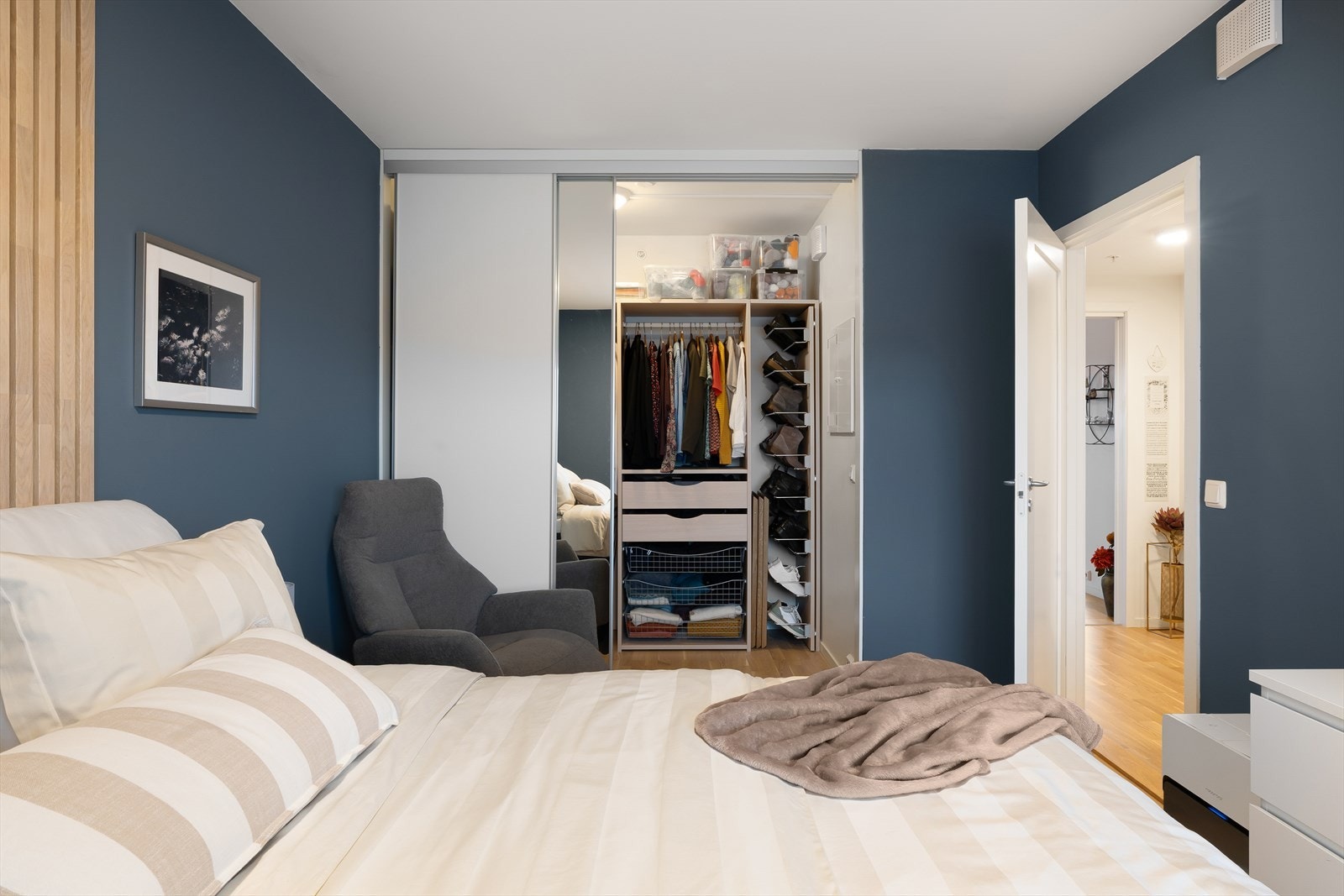 Stort walk-in garderobe med dirkete adkomst fra hovedsoverommet Galleribilde