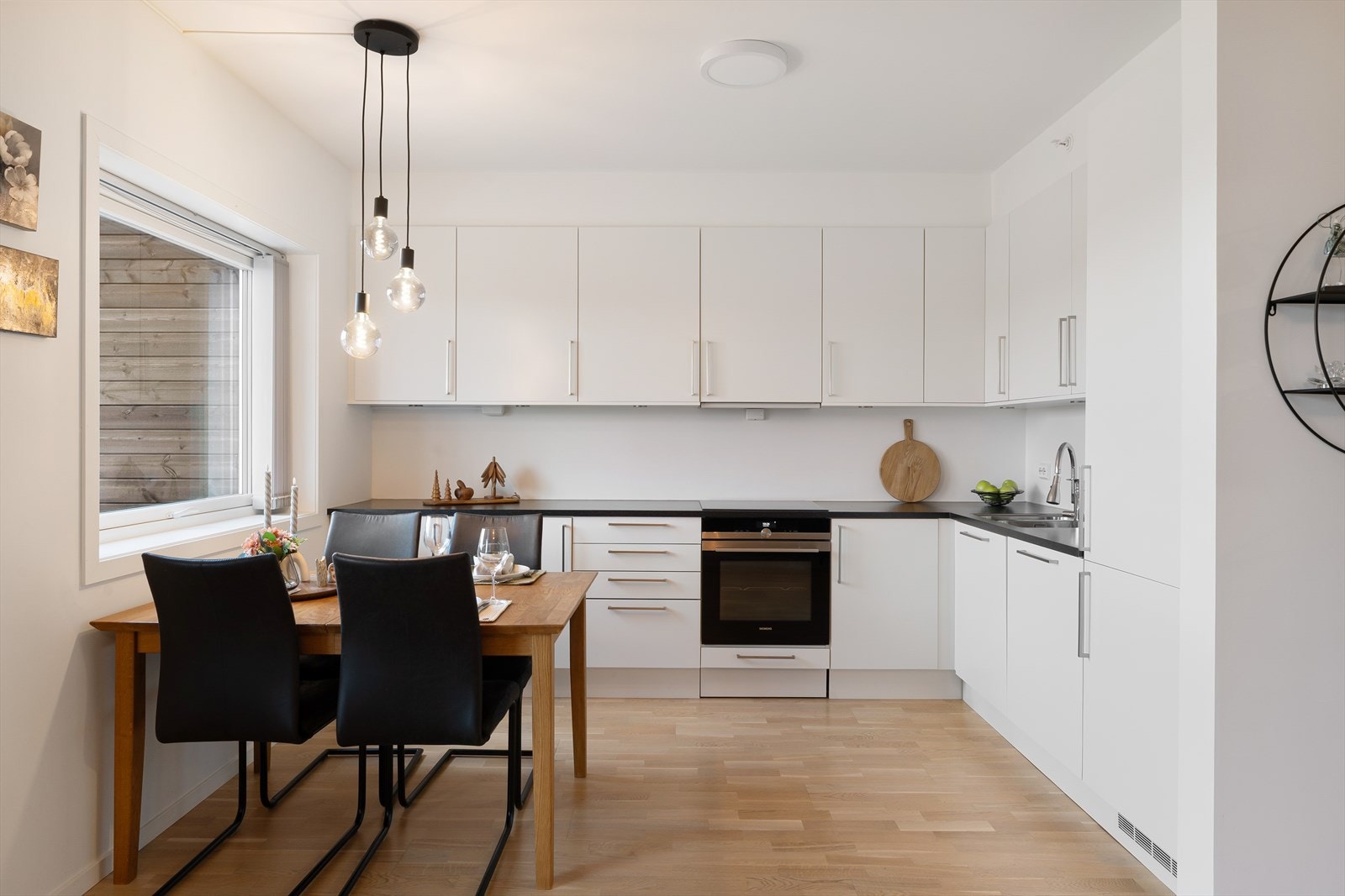 Integrerte hvitevarer og plass til spisebord i tilknytting til kjøkken Galleribilde