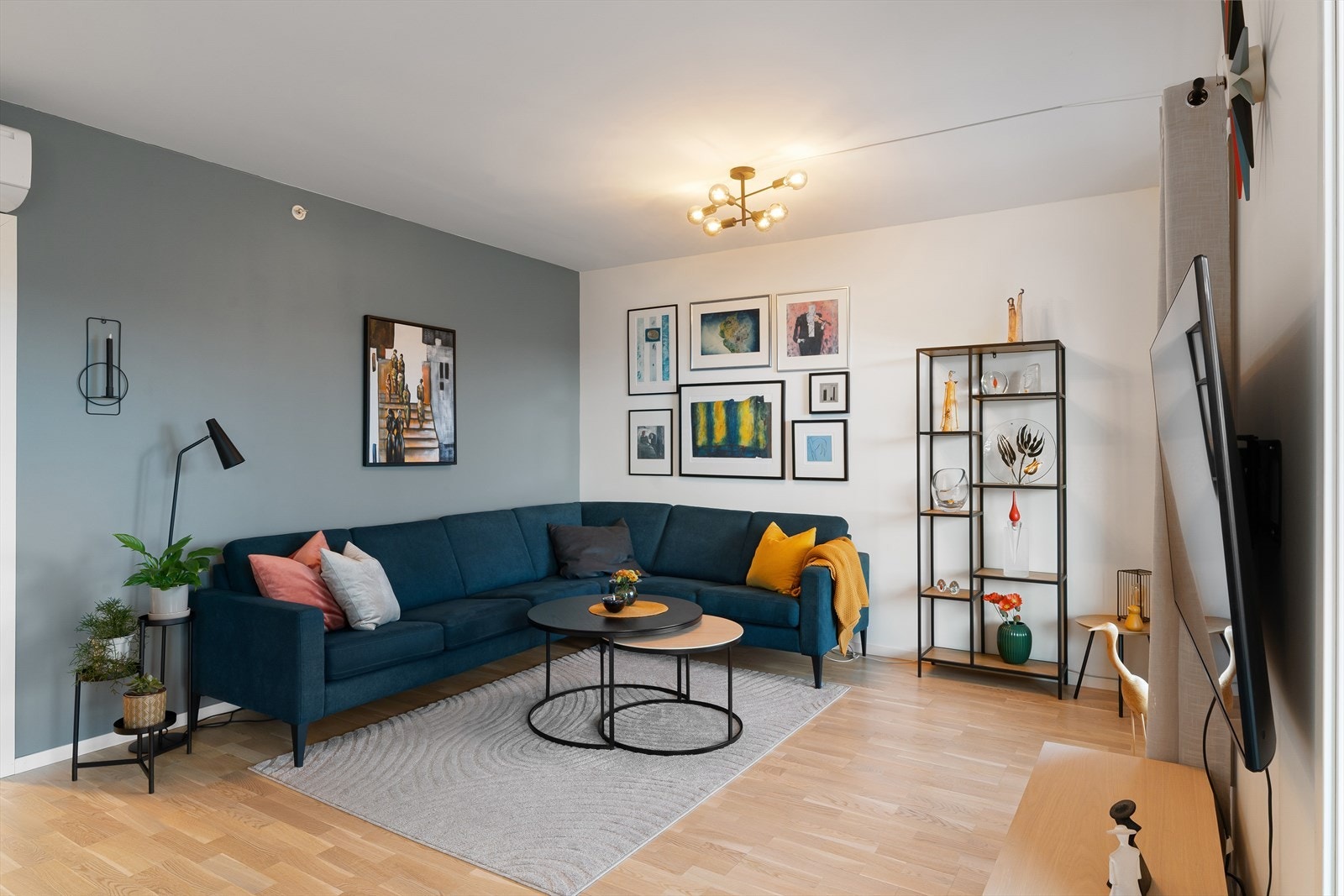 Stuen er malt i lyse farger med parkett på gulv Galleribilde