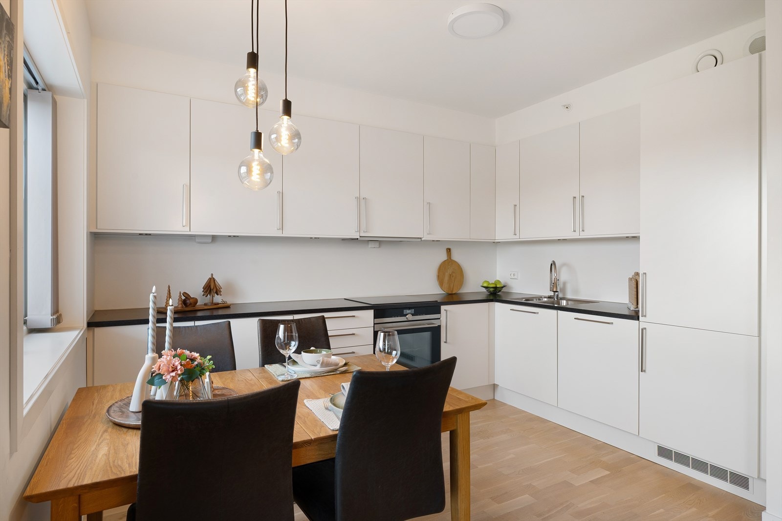 Praktisk kjøkken med god skap- og benkeplass Galleribilde