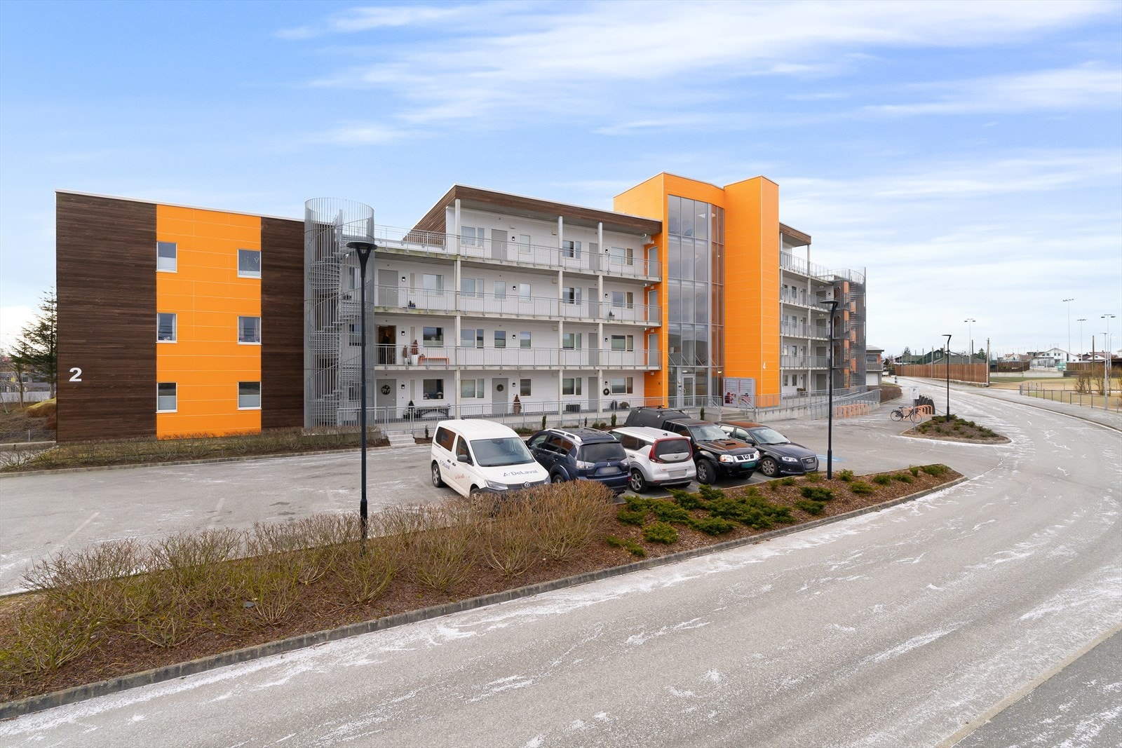 Inngangspartiet til blokken med både heis og gjesteparkering. Galleribilde