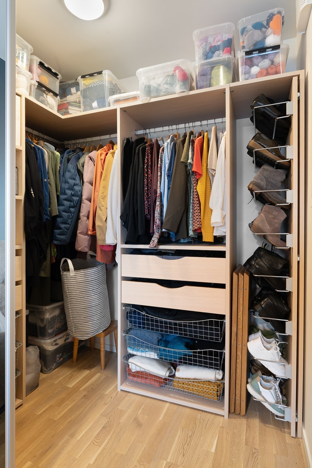 Walk-in garderobe i forbindelse med hovedsoverommet Galleribilde