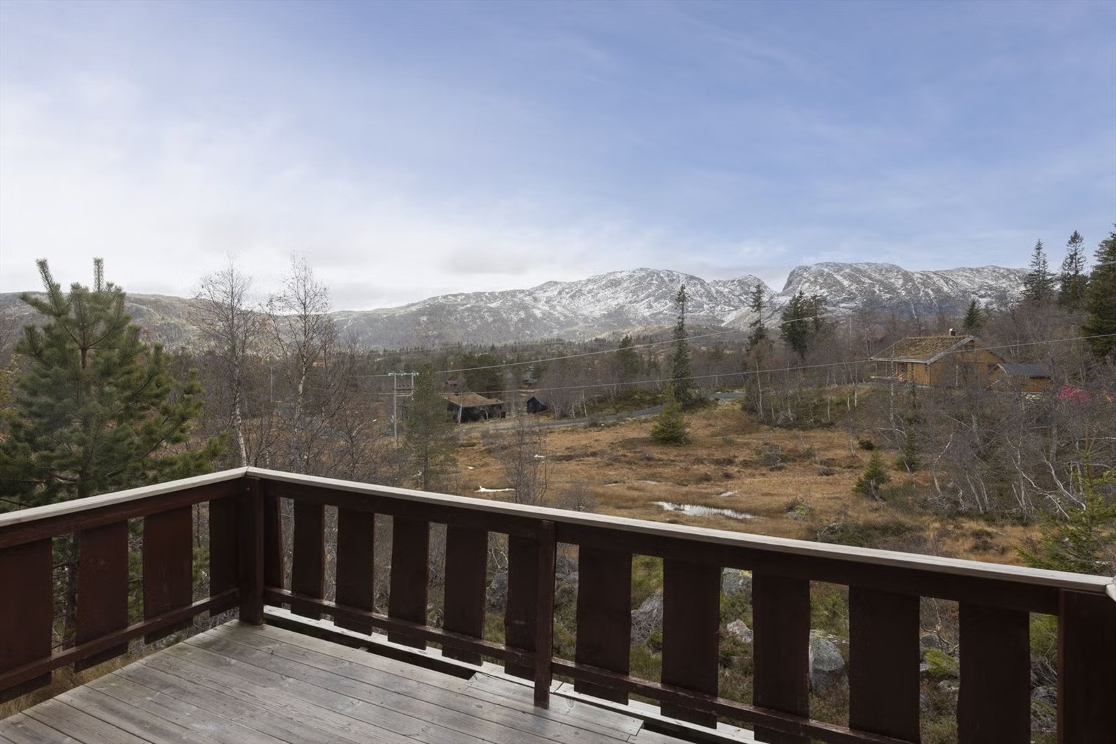 Balkong/terrasse med nydelig utsikt mot fjell og åpent landskap, perfekte rammer for rolige dager på hytta. Galleribilde