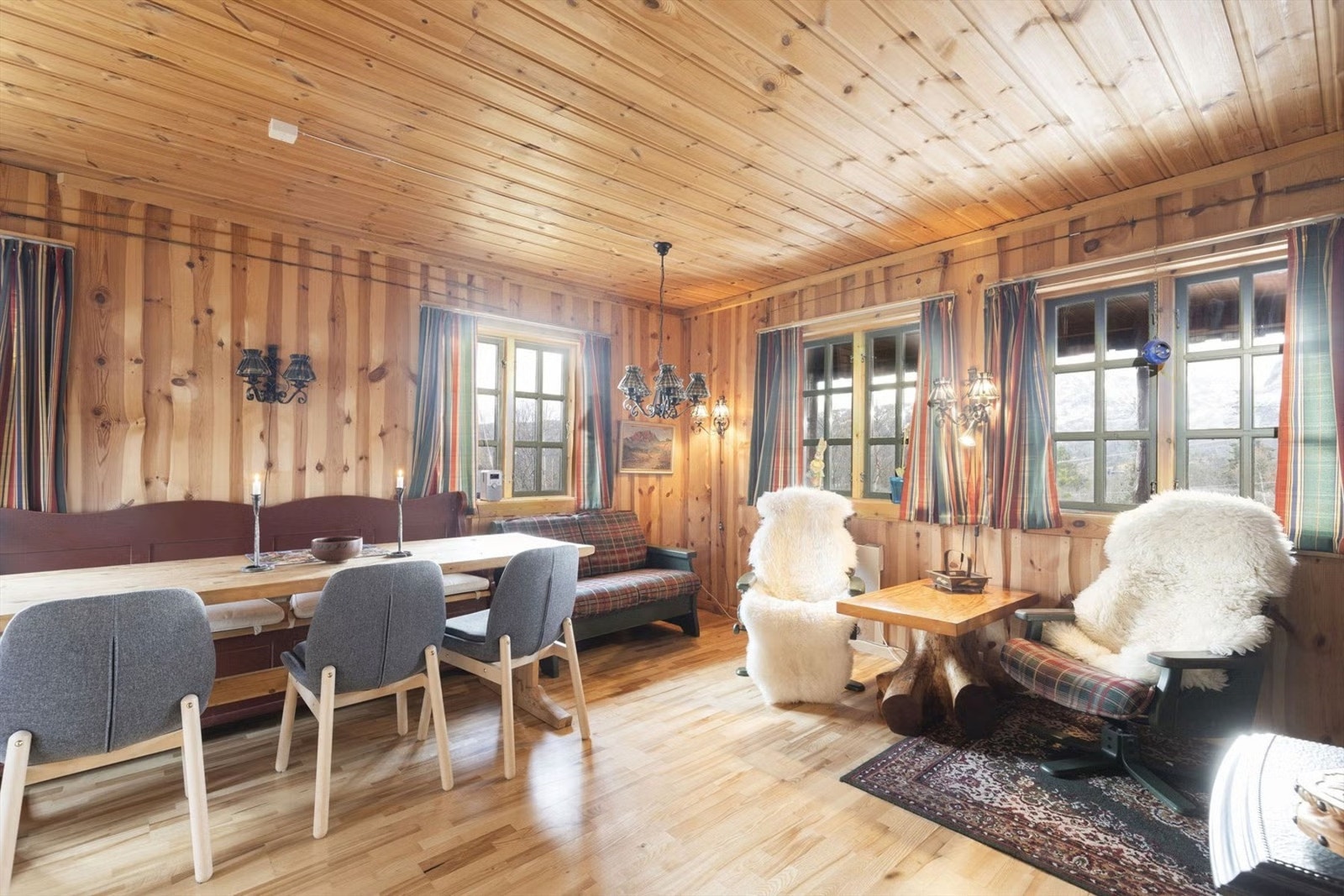 Vinduer fra flere himmelretninger gir rikelig med dagslys og forsterker romfølelsen. Galleribilde