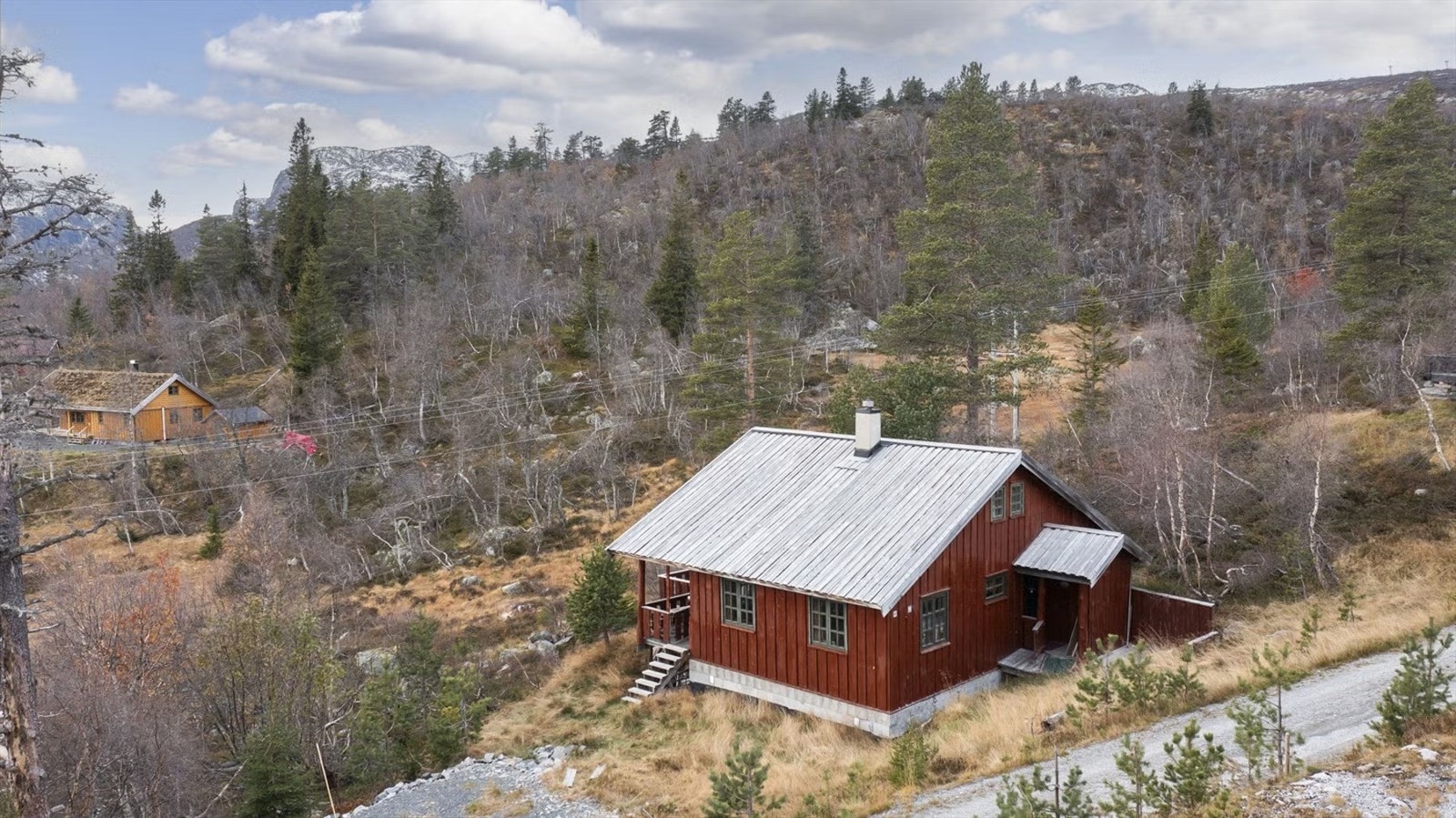 Eiendommen ligger høyt og fritt med vidstrakt utsikt over området og omkringliggende fjell. Galleribilde