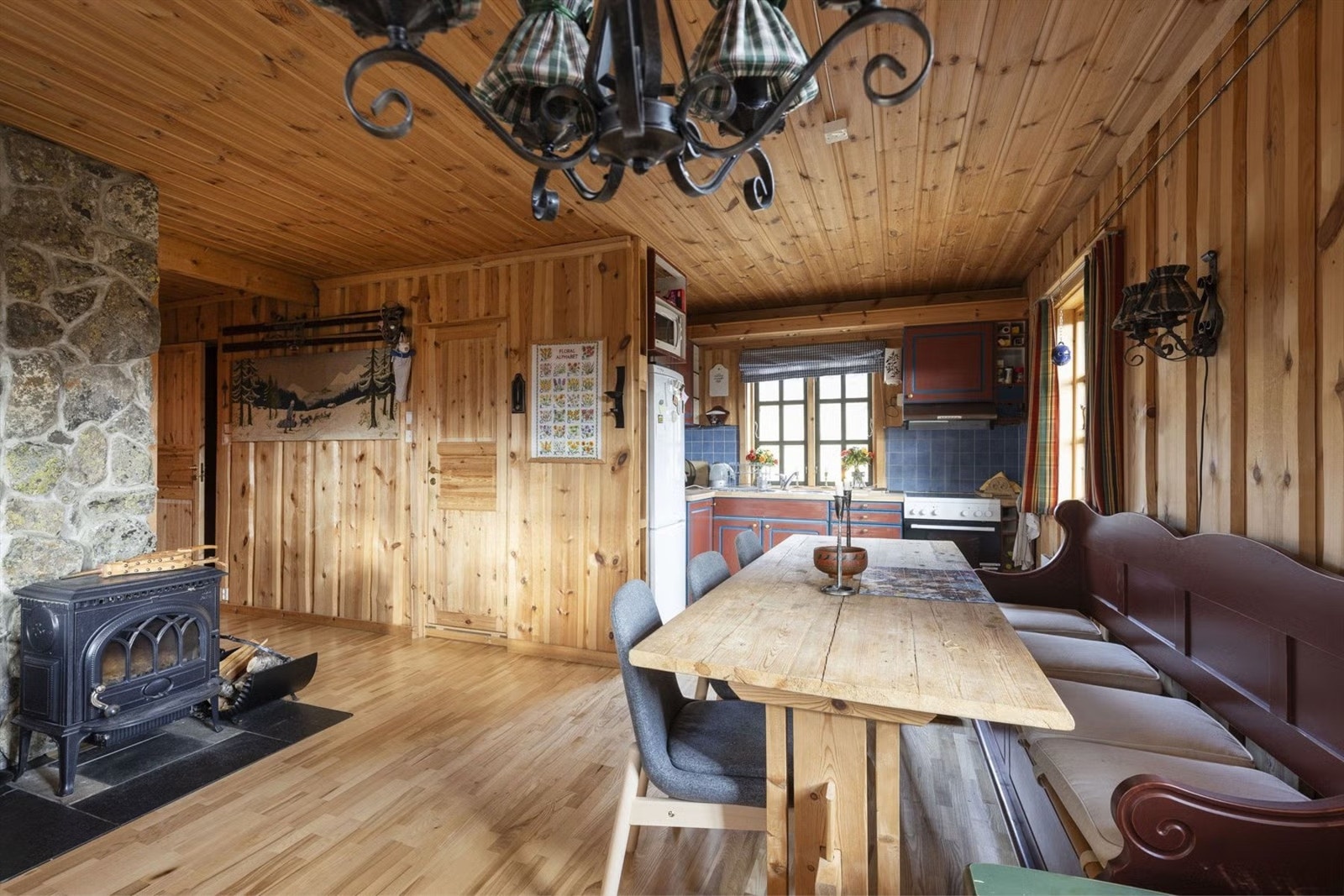 Her er det rom for både måltider, spillkvelder og avslappende stunder foran peisen. Galleribilde