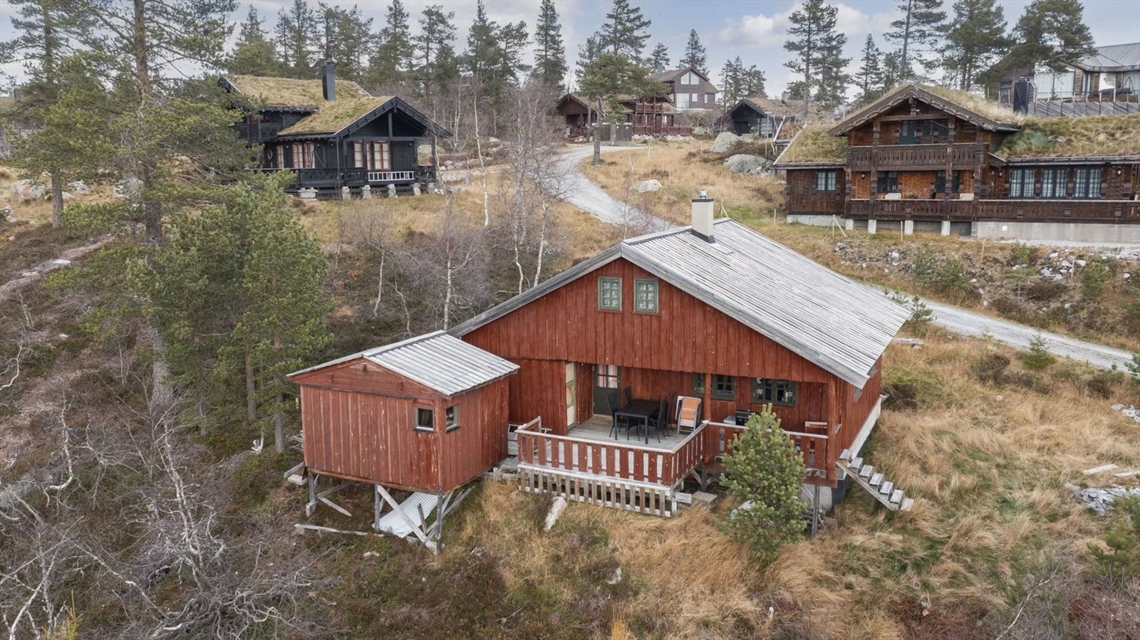 Tomten er på ca. 1,1 mål og består av naturtomt med luft rundt bebyggelsen og utsyn mot omkringliggende terreng. Galleribilde