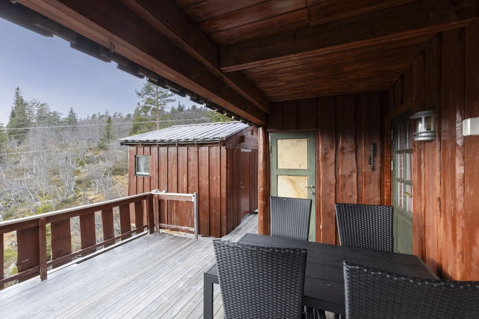 Overbygd terrasse med god plass til sittegruppe, et hyggelig uteområde med flott utsyn mot omkringliggende natur. Galleribilde