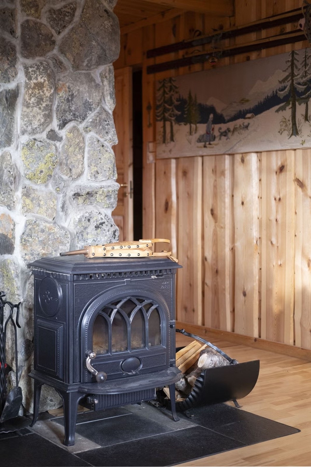 steinsatt pipe med peisovn er plassert sentralt i rommet og bidrar med både varme og stemning. Galleribilde