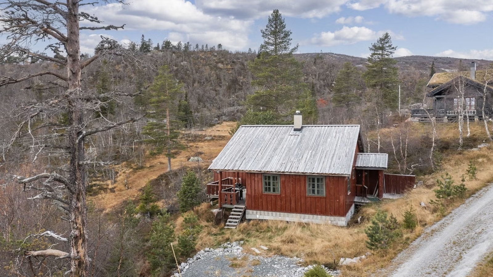 Hytten ligger usjenert til i lett skrånende terreng med fine solforhold og kort vei til turterreng. Galleribilde