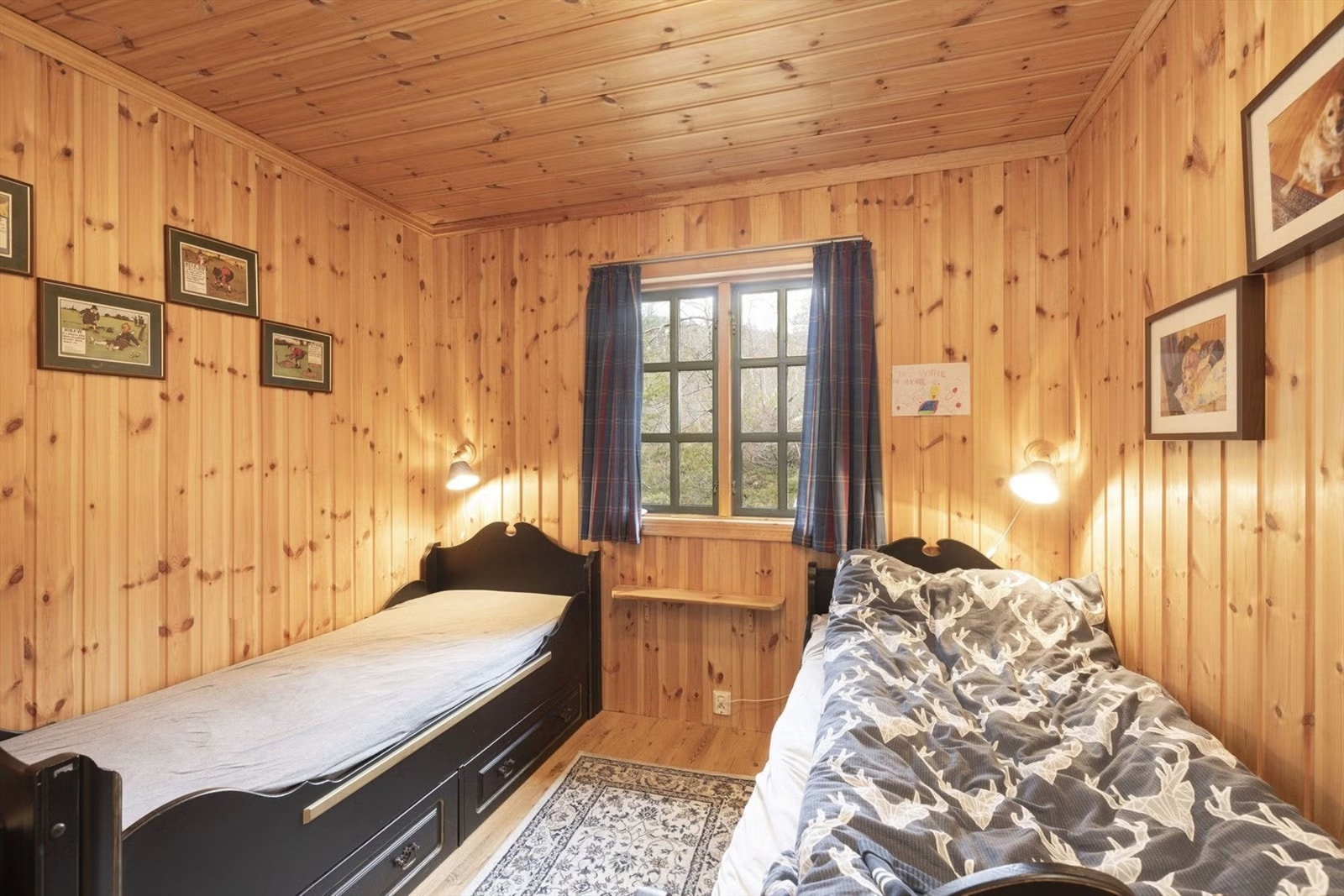 Hytta har to rom som er innredet som soverom plassert vegg i vegg. Galleribilde