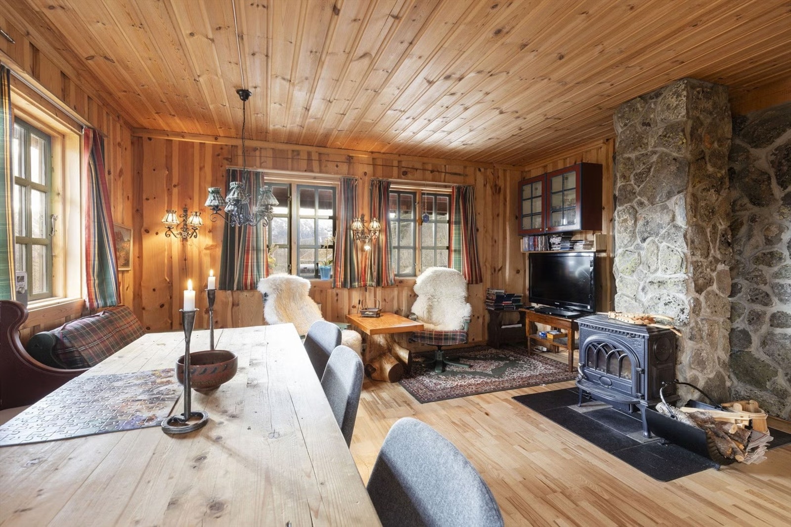 Innvendig fremstår hytta som innbydende og funksjonell, med et naturlig samlingspunkt i stue og kjøkken som er samlet i en åpen løsning. Galleribilde