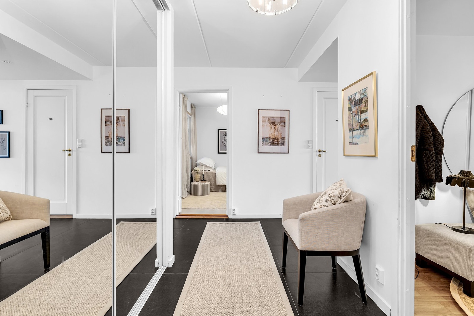 Entré med speilbelagt skyvedørsgarderobe Galleribilde