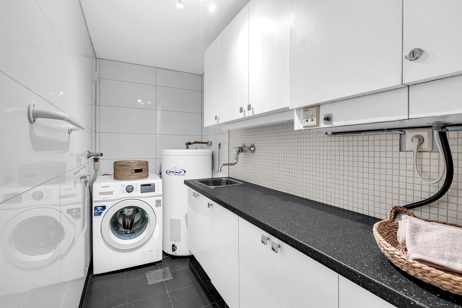 Praktisk vaskerom, godt med oppbevaring av rengjøringsartikler Galleribilde