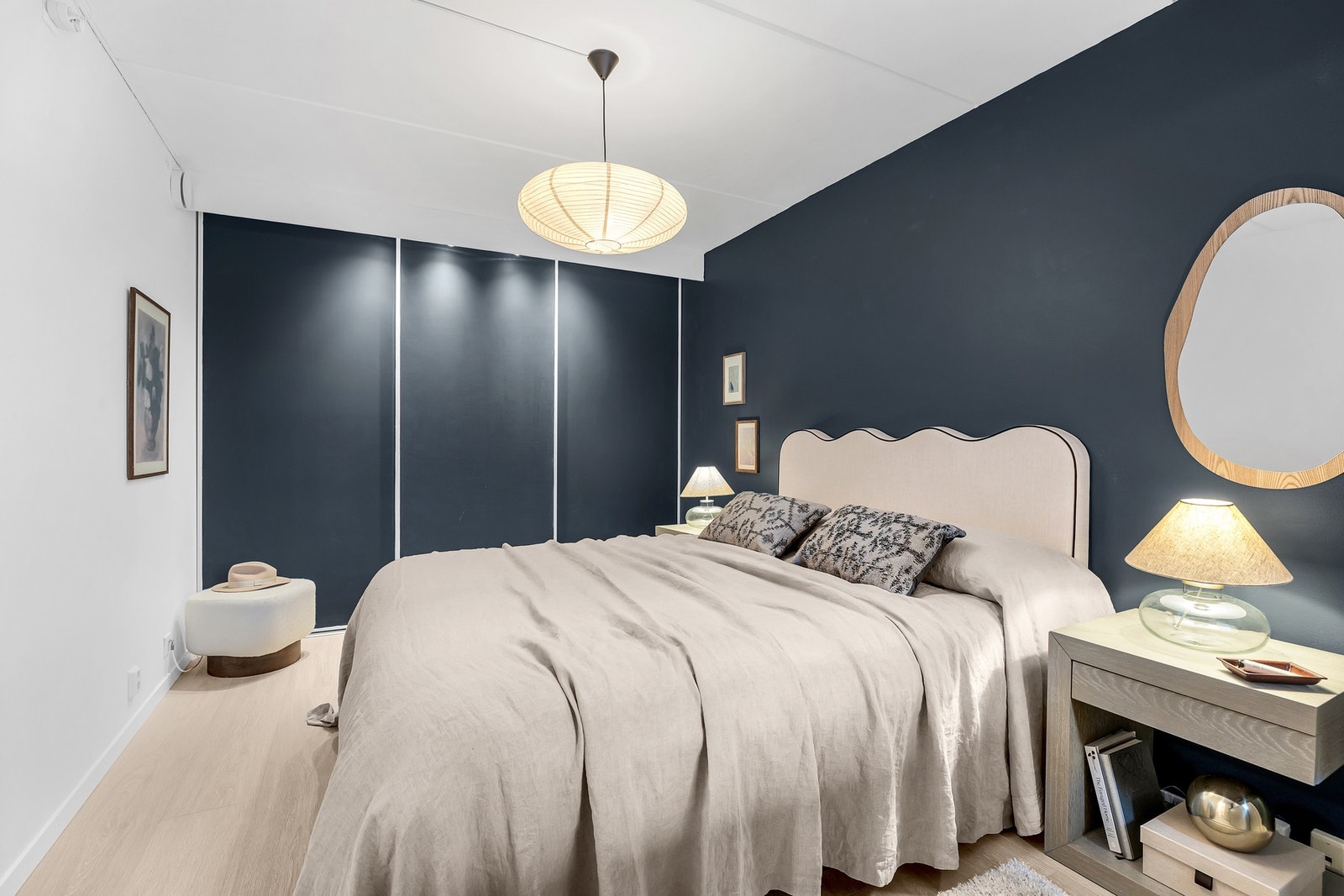 Praktiske skyvedørsgarderobe Galleribilde