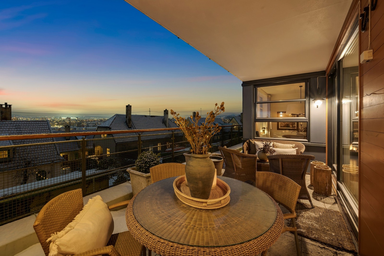 Terrassen er flislagt med rekkverk i stål og innfelte gitterplater Galleribilde