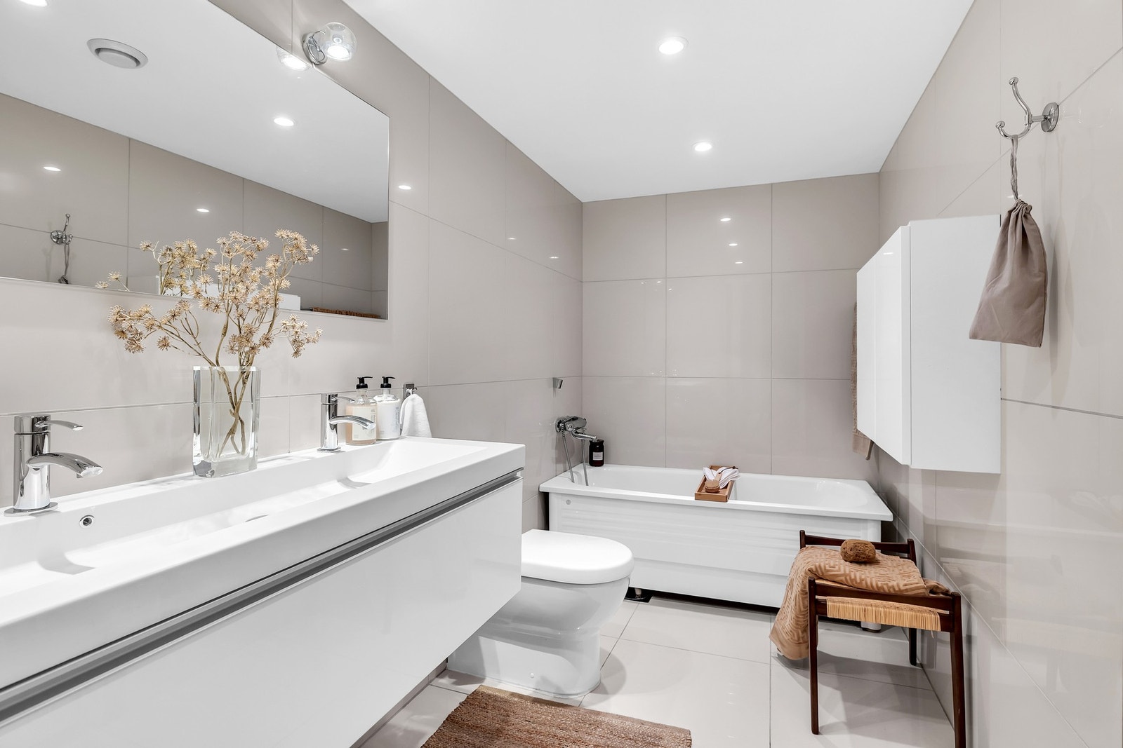 Bad I er av god størrelse med badekar og elektriske varmekabler Galleribilde